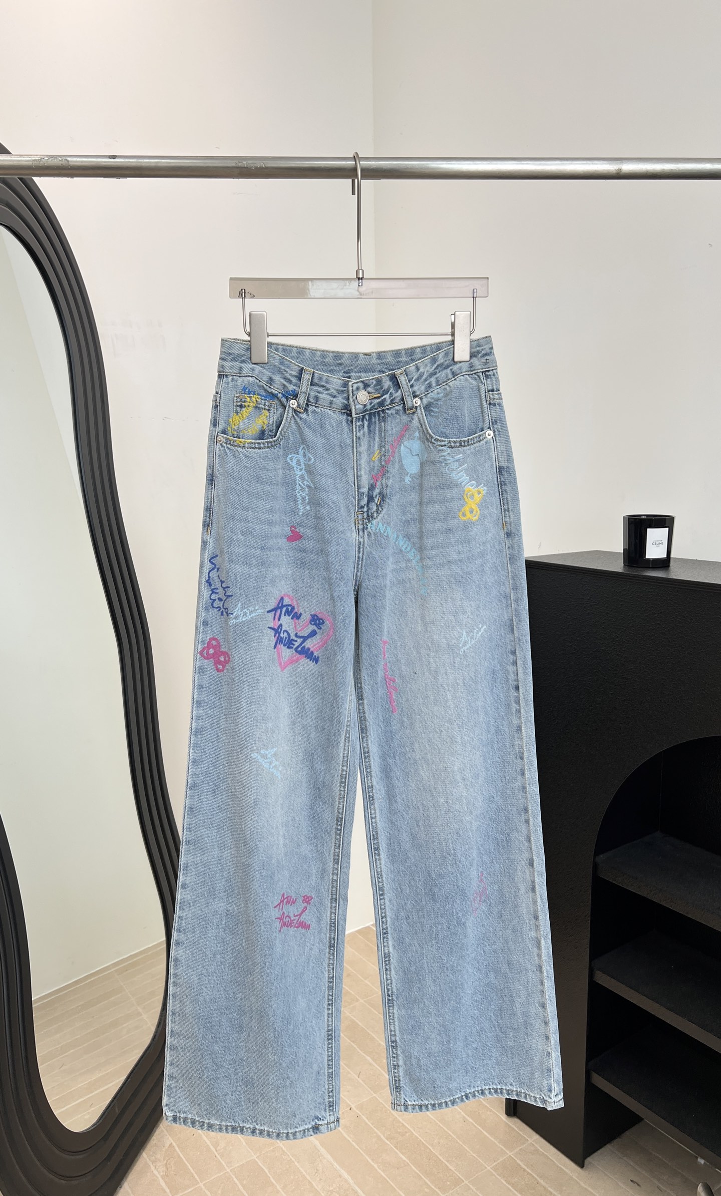 NO:804919,ANN ANDELMAN spring and summer new 520 capsule series jeans, light blue wash + handmade graffiti, graffiti elements include heart shape, letter bow, casual fit, size S M L,,jeans,19860909ANN ANDELMAN 春夏新款 520胶囊系列牛仔裤、浅蓝水洗+手工涂鸦、涂鸦元素有心形、字母蝴蝶结、休闲版型 码数S M L,,jeans,,Women's clothing