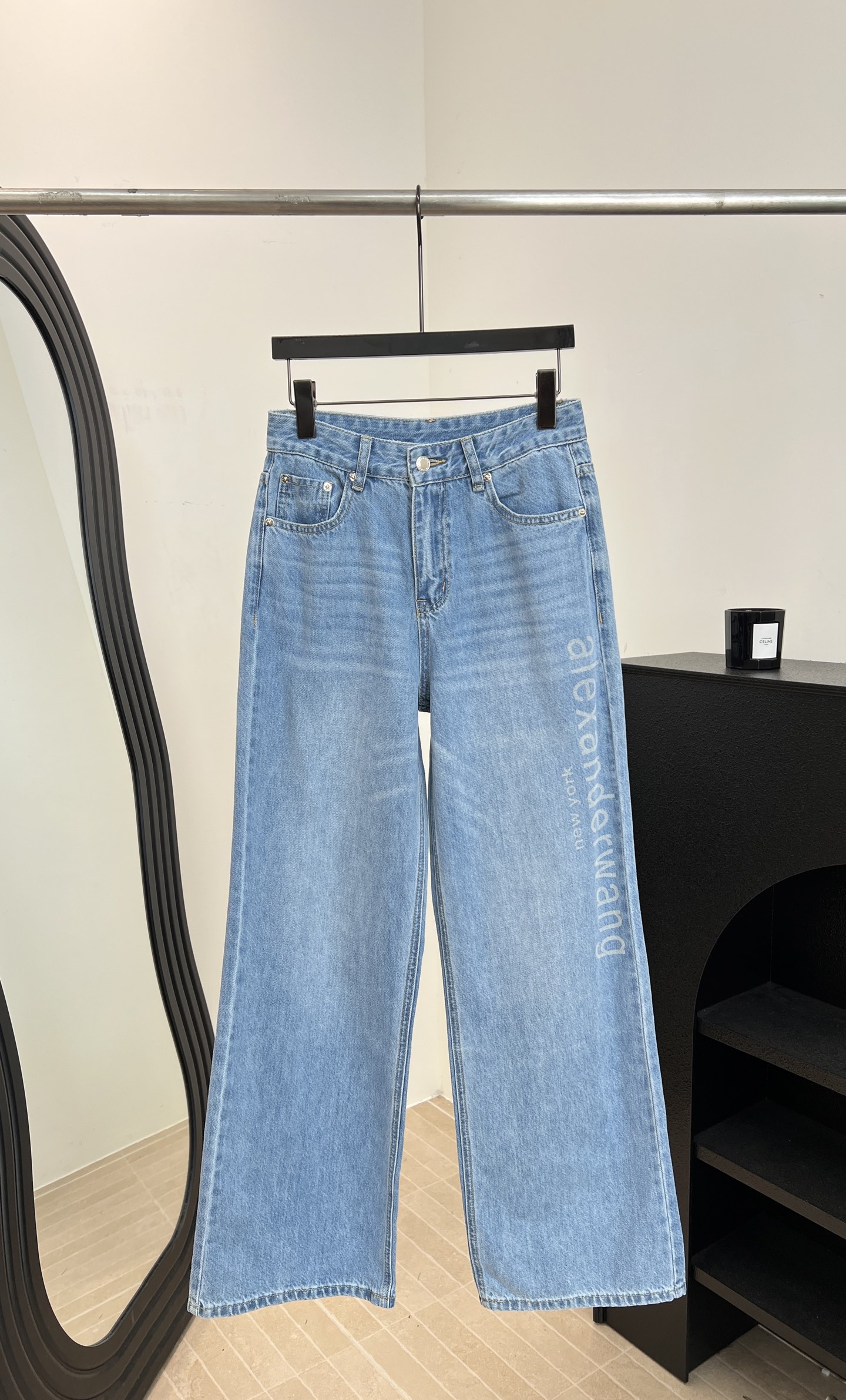 NO:804917,Alexander Wang's new spring and summer style high-waisted wide-leg jeans, light blue washed denim fabric, soft and breathable, brand letter printing on the side of the pants, casual fit, size S M L,,alexander wang,jeans,19860909Alexander Wang 大王 春夏新款 高腰阔腿牛仔裤、浅蓝水洗丹宁面料柔软透气、裤侧品牌字母印花、休闲版型 码数S M L,,alexander wang,jeans,,Women's clothing