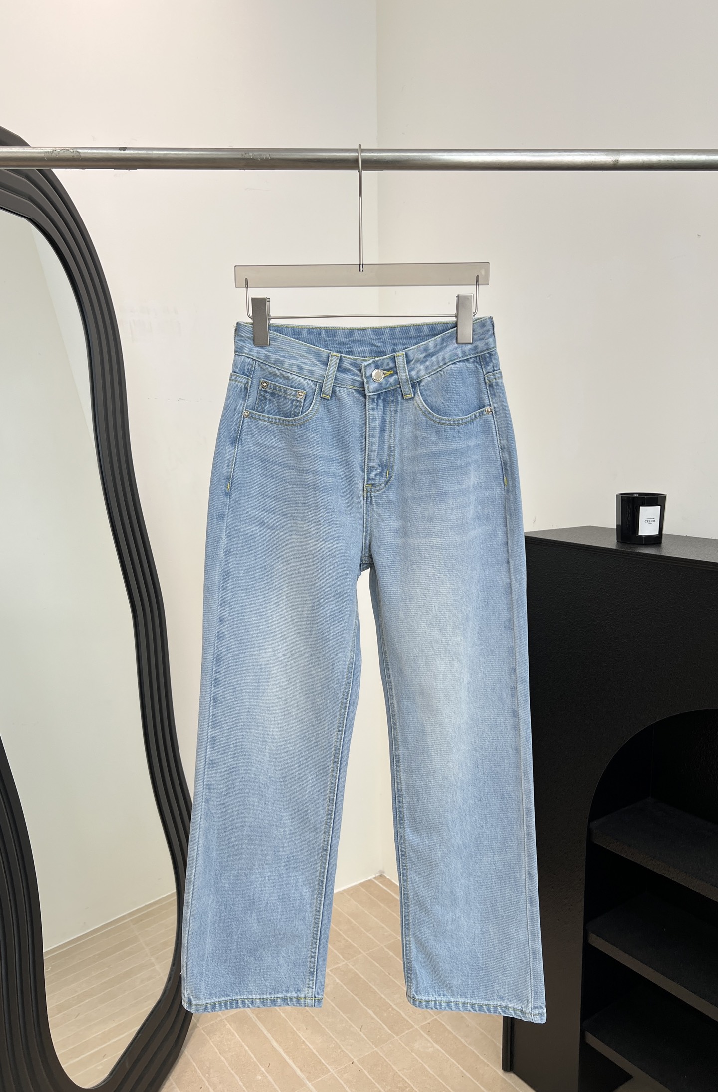 NO:804916,LouisVuitton Louis spring and summer new style light blue washed jeans, soft and breathable cotton fabric, classic 'LouisVuitton Paris' embroidery on the back pocket, casual fit, size S M L,,louis vuitton,louis vuitton,jeans,19860909LouisVuitton 路易 春夏新款 浅蓝色水洗牛仔裤、棉质面料柔软透气、后袋有经典“LouisVuitton Paris”刺绣、休闲版型 码数S M L,,louis vuitton,louis vuitton,jeans,,Women's clothing