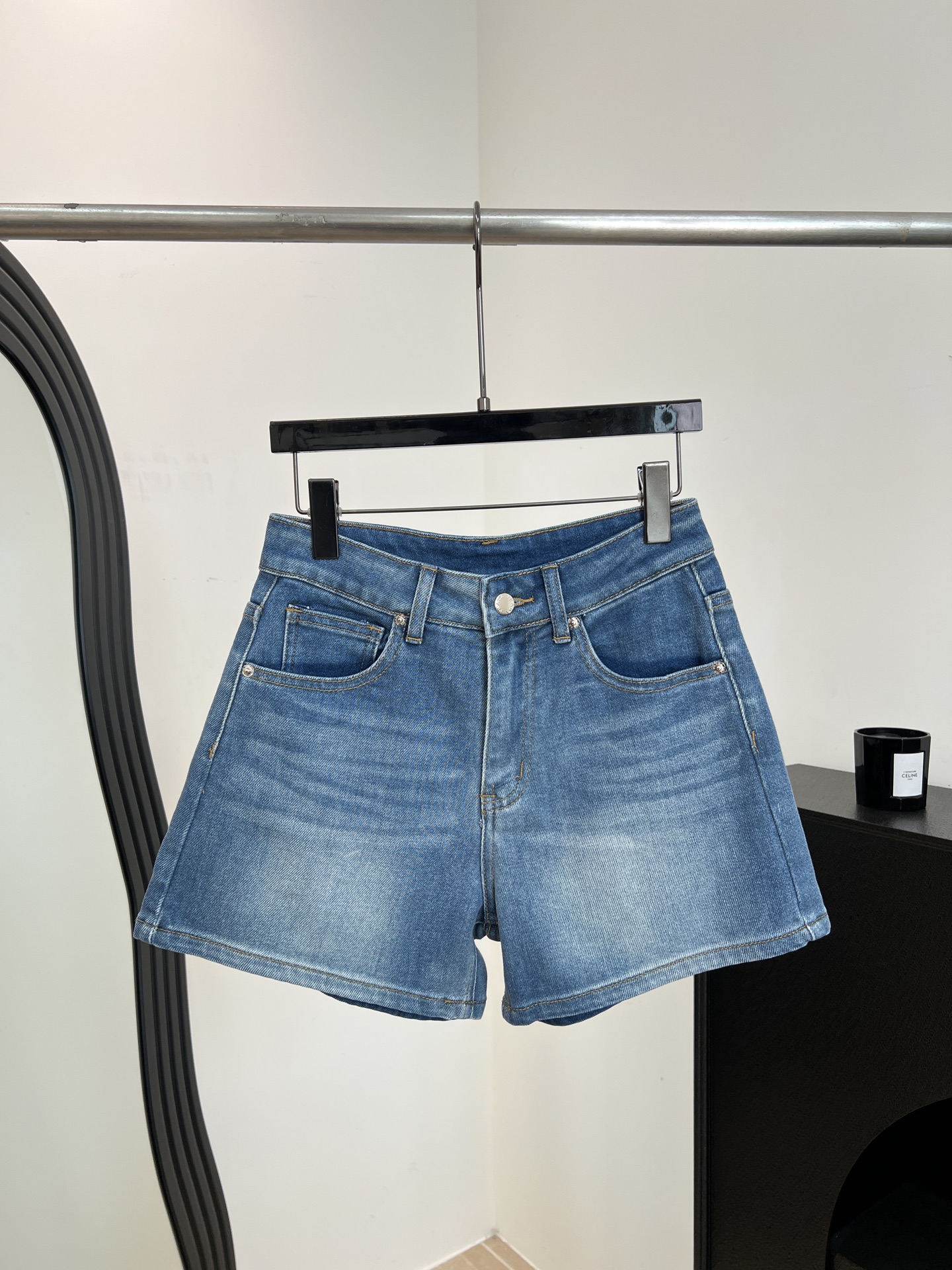 NO:804915,Prada spring and summer new embroidered denim shorts, made of high-quality denim, classic blue tone, red embroidered logo on the back pocket, casual fit, size S M L,, prada, shorts,19860909Prada 春夏新款 刺绣牛仔短裤、采用高品质牛仔布、经典蓝色调、后袋红色刺绣Logo、休闲版型 码数S M L,,prada,shorts,,Women's clothing