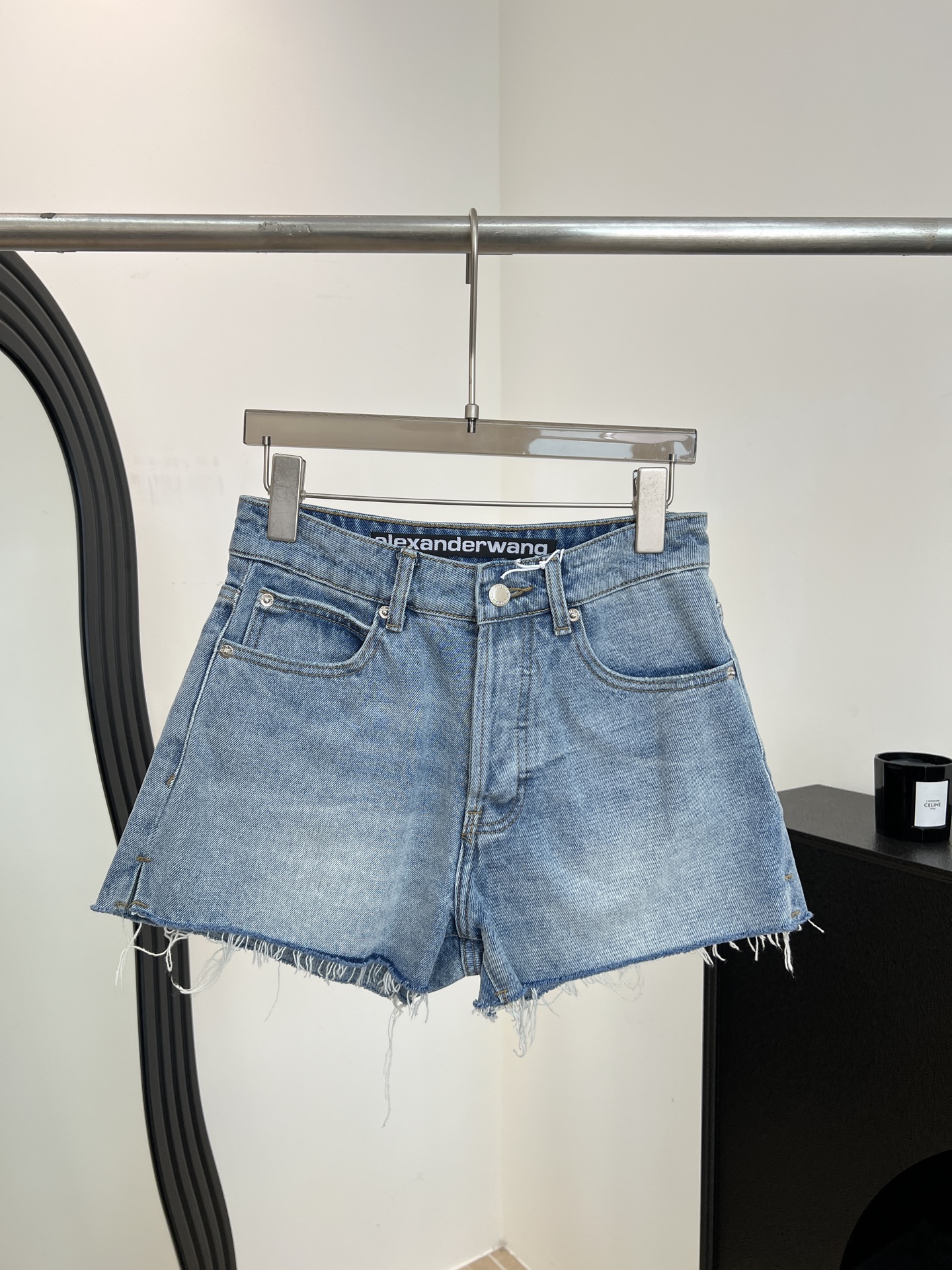 NO:804914,Alexander Wang's new spring and summer style ripped denim shorts, made of distressed washed blue, full of retro feel, ripped brand embossing on the back pocket, raw hem design, casual fit, size S M L,,alexander wang,shorts,19860909Alexander Wang 大王 春夏新款 破洞牛仔短裤、采用做旧水洗蓝、复古感满满、后袋破洞品牌压纹、毛边裤脚设计、休闲版型 码数S M L,,alexander wang,shorts,,Women's clothing