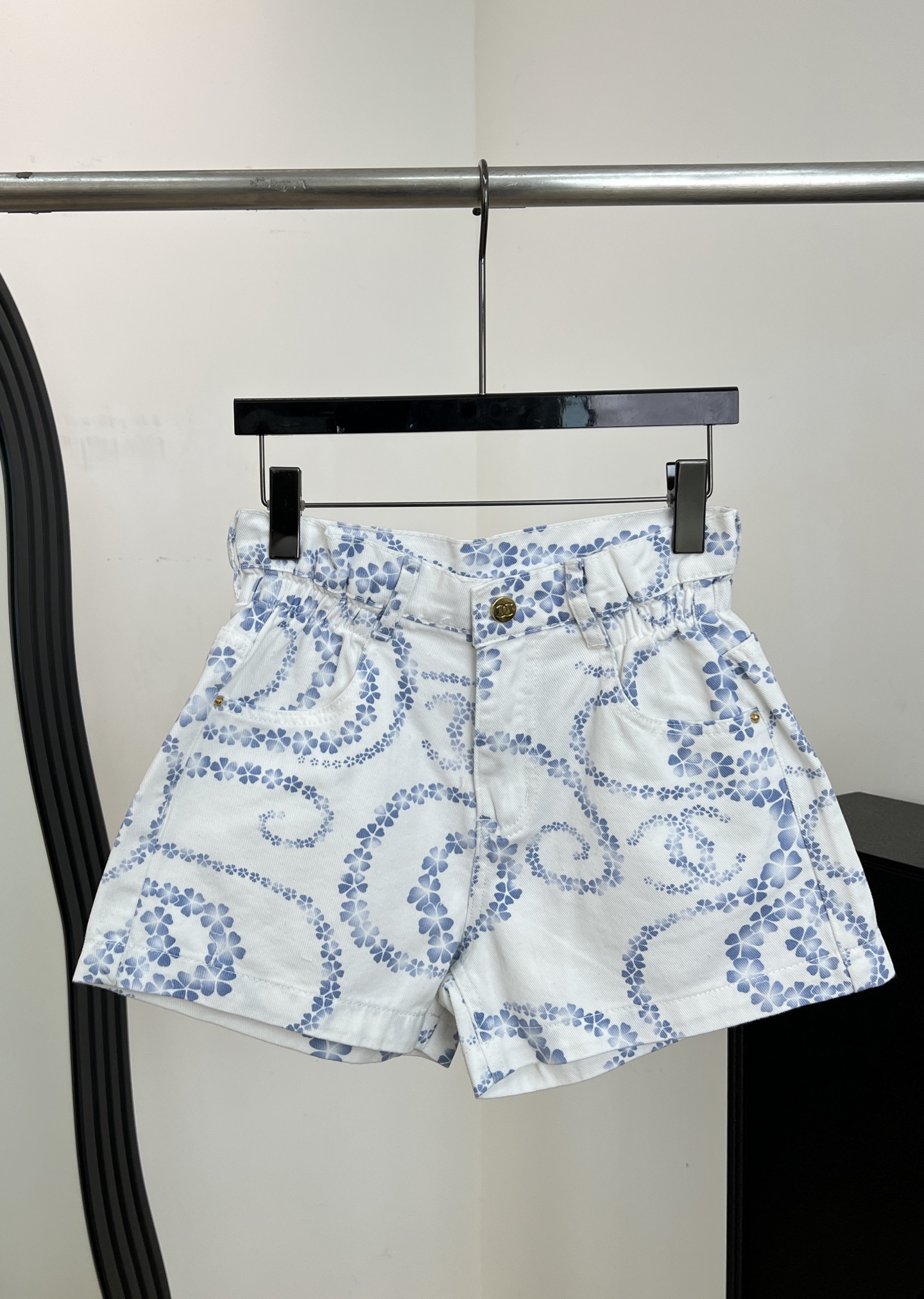 NO:804905,ChaneI Xiaoxiang new spring and summer Coco Beach series printed denim shorts, enzyme washed denim fabric, white bottom with blue print, high waist design to lengthen the leg line, elastic waist, casual fit, size S M L,,chanel,shorts,19860909ChaneI 小香 春夏新款 Coco Beach系列印花牛仔短裤、酵素洗水牛仔面料、白色底配蓝色印花、高腰设计拉长腿部线条、腰部有弹性、休闲版型 码数S M L,,chanel,shorts,,Women's clothing