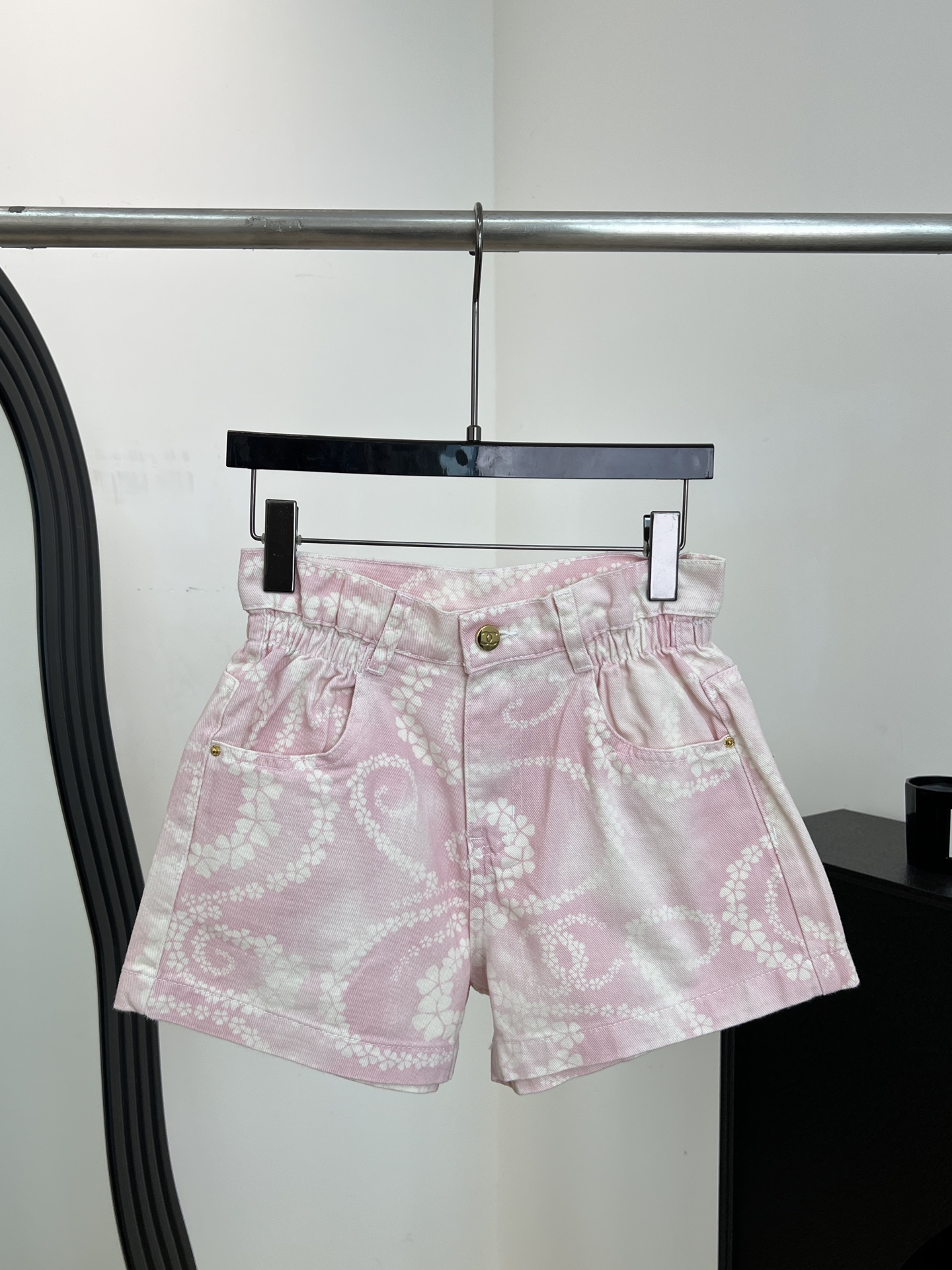 NO:838674,ChaneI Xiaoxiang new spring and summer Coco Beach series printed denim shorts, enzyme washed denim fabric, white bottom with blue print, high waist design to lengthen the leg line, elastic waist, casual fit, size S M L,,chanel,shorts,19860909ChaneI 小香 春夏新款 Coco Beach系列印花牛仔短裤、酵素洗水牛仔面料、白色底配蓝色印花、高腰设计拉长腿部线条、腰部有弹性、休闲版型 码数S M L,,chanel,shorts,,Women's clothing