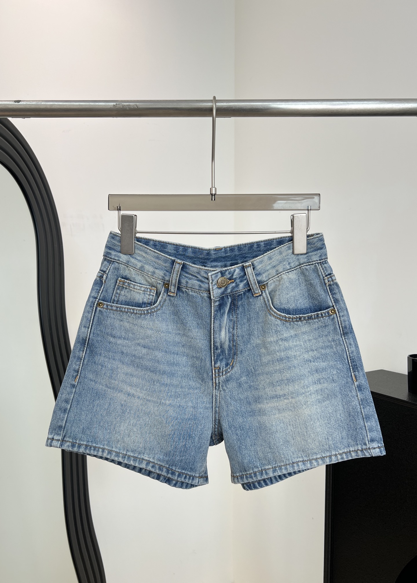 NO:804903,YSL spring and summer new style embroidered denim shorts, light blue washed fabric, full of retro feel, gold embroidered logo on the back pocket, high waist design to lengthen the leg proportions, casual fit, size S M L,, saint laurent, shorts,19860909YSL 春夏新款 刺绣牛仔短裤、浅蓝水洗面料、复古做旧感满满、后袋金色刺绣logo、高腰设计拉长腿部比例、休闲版型 码数S M L,,saint laurent,shorts,,Women's clothing