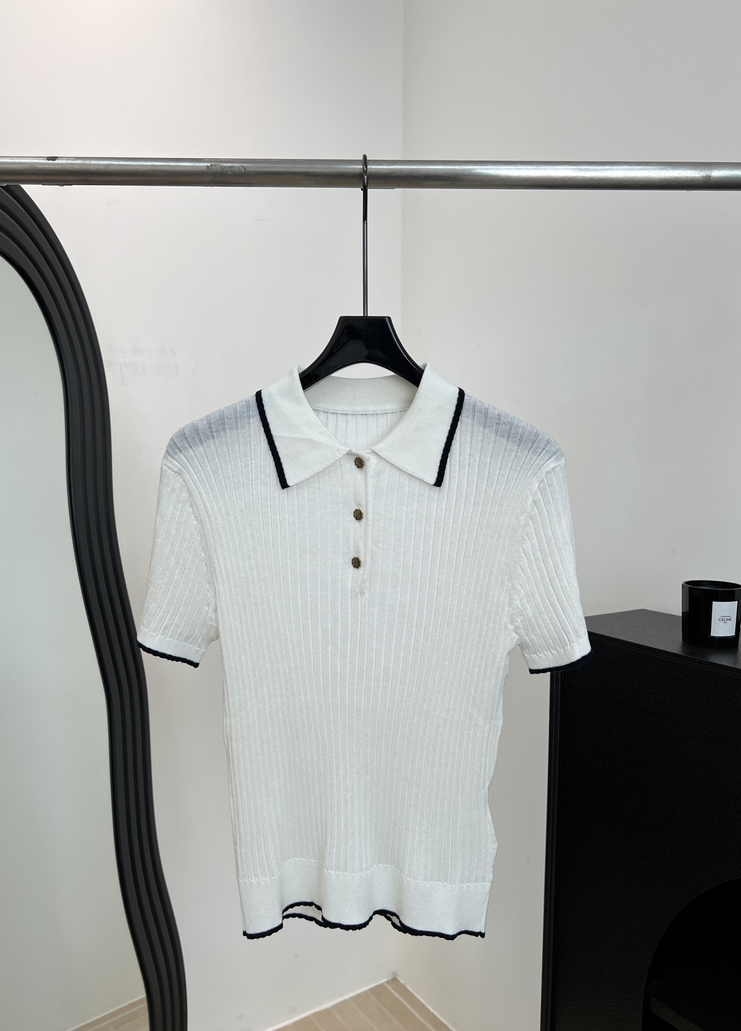 NO:804912,ERDOS spring and summer new style knitted Polo shirt with contrasting edges, black contrasting edge design, pitted texture, slim and breathable, lapels + metal buttons, casual fit, size S M L,,19860909ERDOS 春夏新款 撞色边针织Polo衫、黑色撞色边设计、坑条肌理显瘦又透气、翻领+金属纽扣、休闲版型 码数S M L,,,Women's clothing