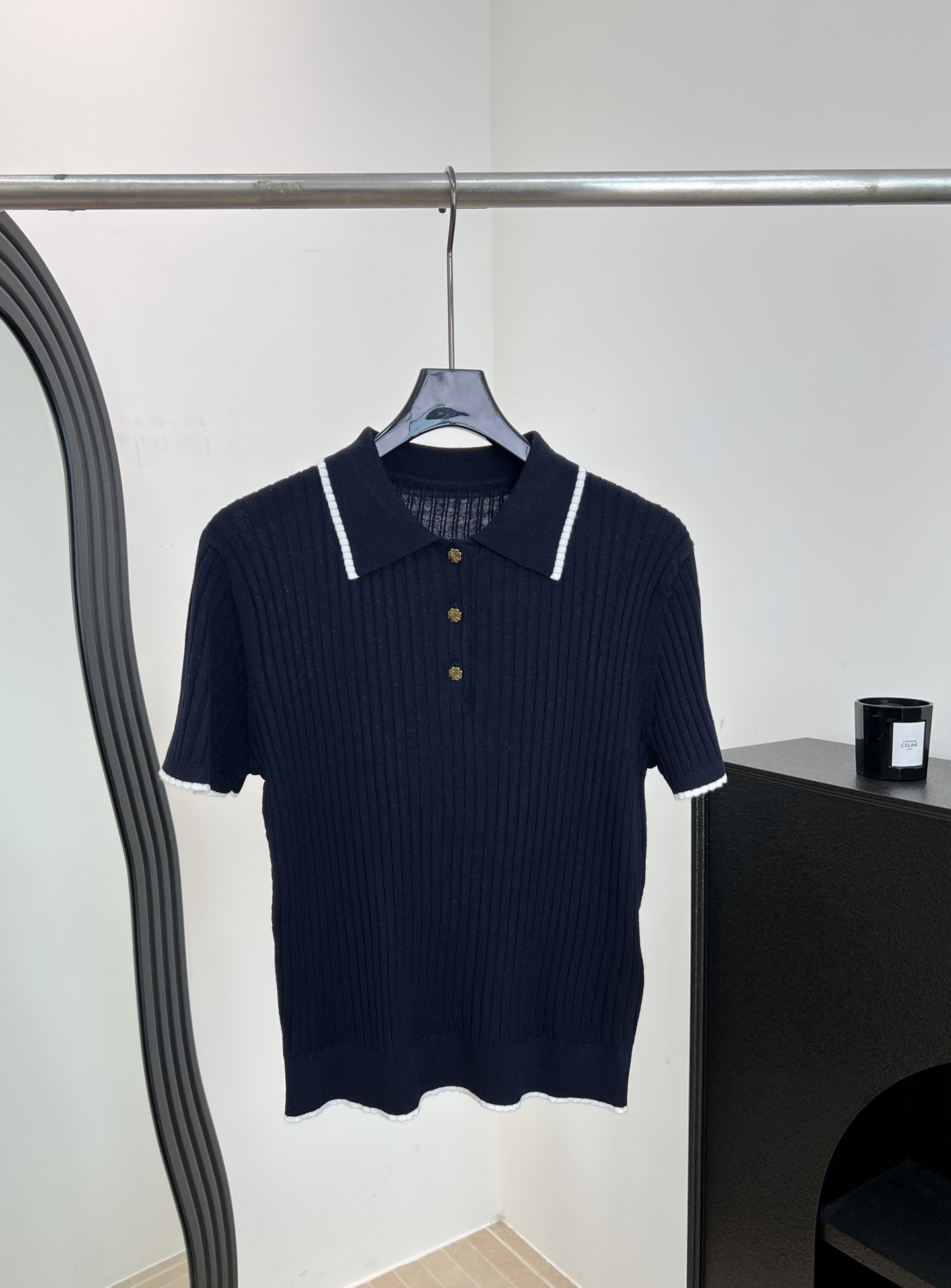 NO:838656,ERDOS new spring and summer style knitted Polo shirt with contrasting edges, black contrasting edge design, pitted texture, slim and breathable, lapels + metal buttons, casual fit, size S M L,,19860909ERDOS 春夏新款 撞色边针织Polo衫、黑色撞色边设计、坑条肌理显瘦又透气、翻领+金属纽扣、休闲版型 码数S M L,,,Women's clothing