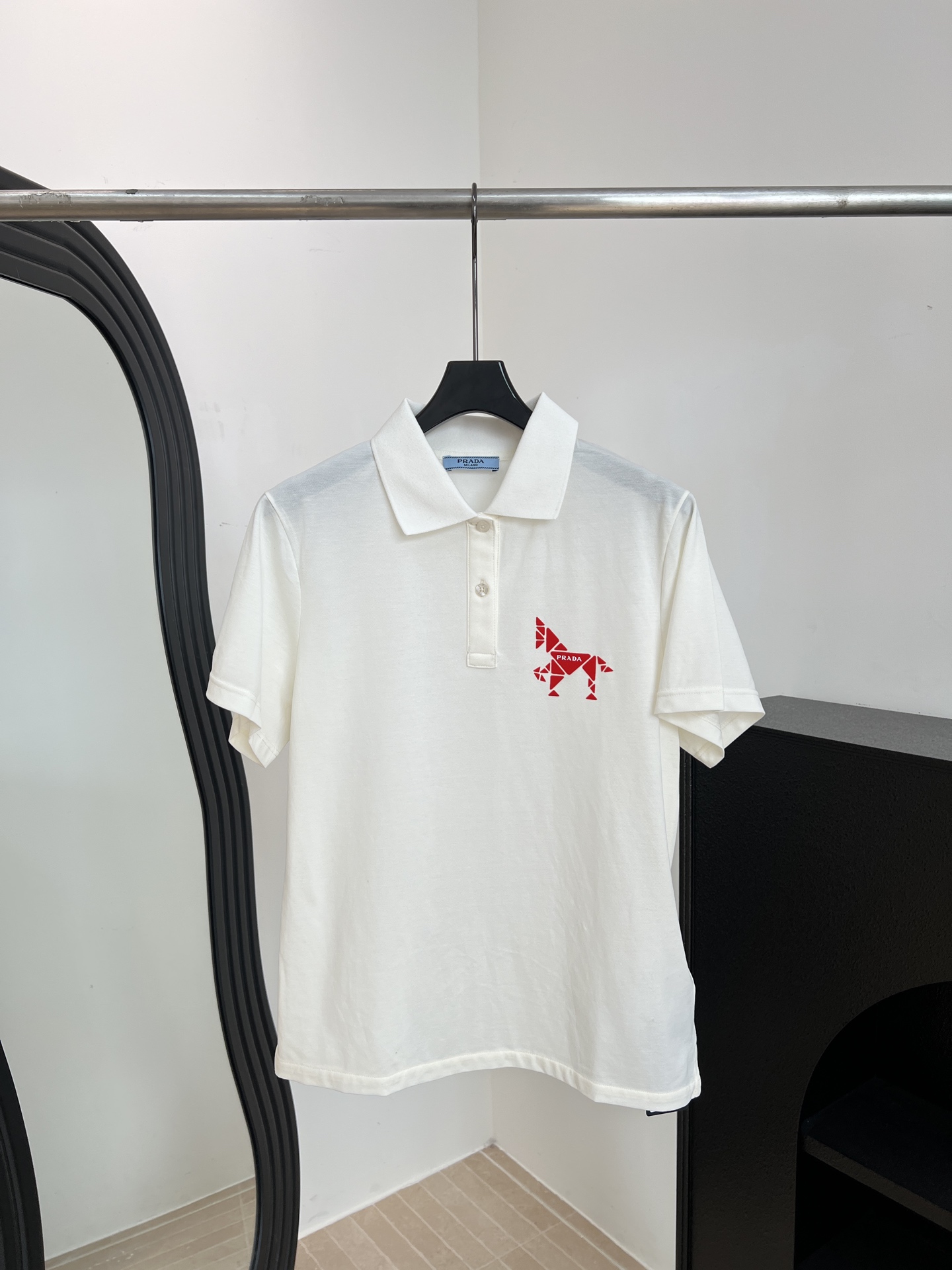 NO:804909,Prada's new spring and summer mercerized POLO shirt, made of imported mercerized piqué cotton, with a red horse triangle on the front left chest, using flocking printing to celebrate the Year of the Horse, protruding prada galloping, casual version, size S M L XL,, prada,19860909Prada 春夏新 丝光POLO衫、采用进口丝光珠地棉、前左胸三角赤马、采用了植绒印花喜兴整个马年凸出prada策马奔腾、休闲版型 码数S M L XL,,prada,,Women's clothing