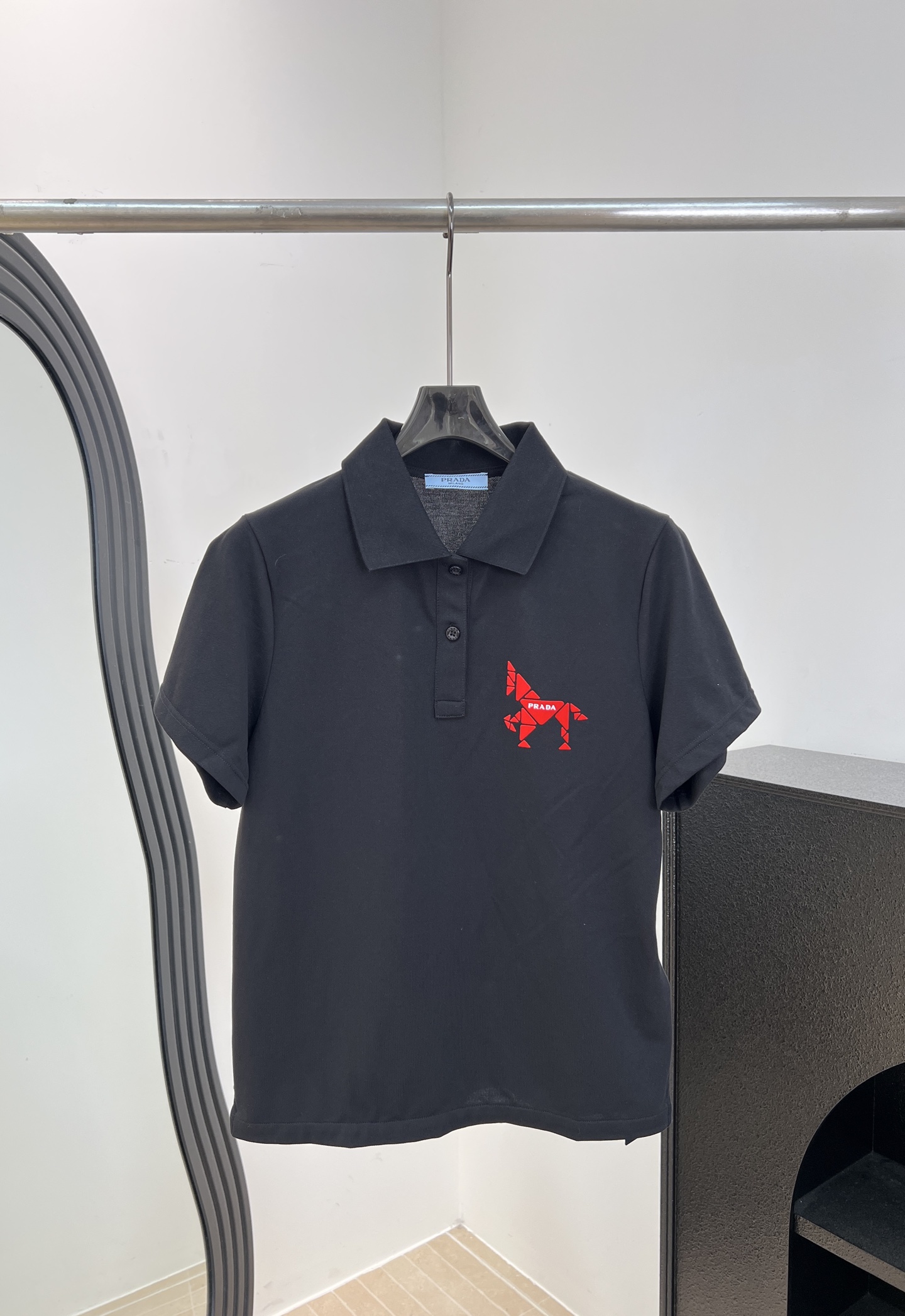 NO:838679,Prada's new spring and summer mercerized POLO shirt, made of imported mercerized piqué cotton, with a red horse triangle on the front left chest, using flocking printing to celebrate the Year of the Horse, protruding prada galloping, casual version, size S M L XL,, prada,19860909Prada 春夏新 丝光POLO衫、采用进口丝光珠地棉、前左胸三角赤马、采用了植绒印花喜兴整个马年凸出prada策马奔腾、休闲版型 码数S M L XL,,prada,,Women's clothing