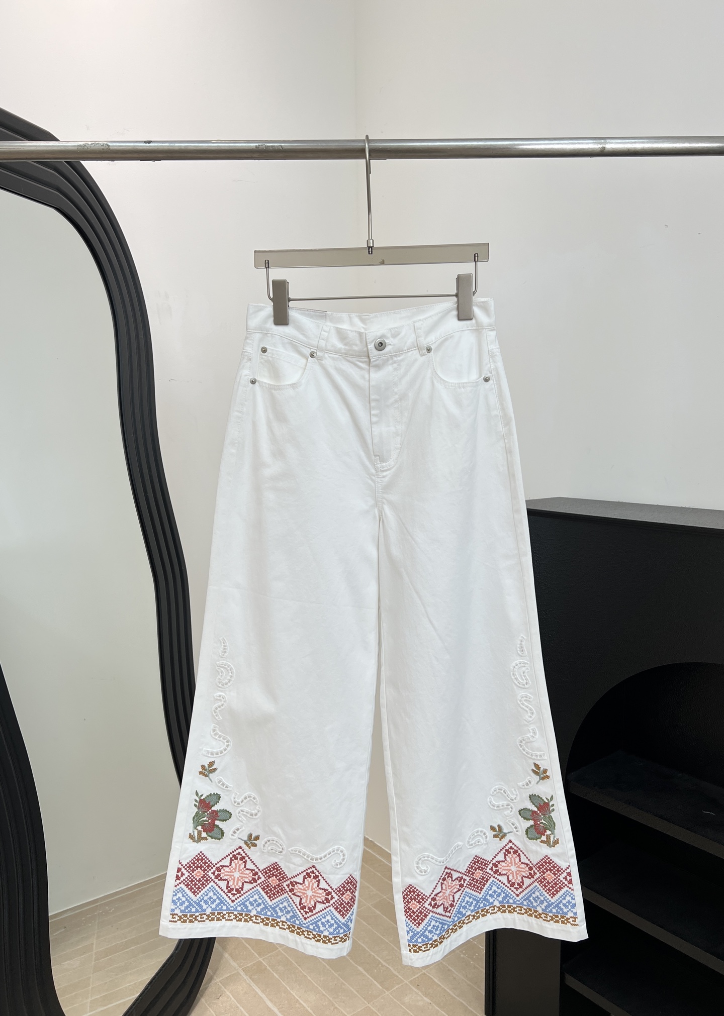 NO:808580,Max Mara spring and summer new embroidered straight jeans, made of high-quality cotton fabric, red, blue and brown geometric embroidered floral elements on the legs, ethnic style, loose straight fit, size S M L XL,,jeans,19860909Max Mara 春夏新款 刺绣直筒牛仔裤、采用高品质棉质面料、裤脚红蓝棕几何刺绣花卉元素、民族风情、宽松直筒版型 码数S M L XL,,jeans,,Women's clothing