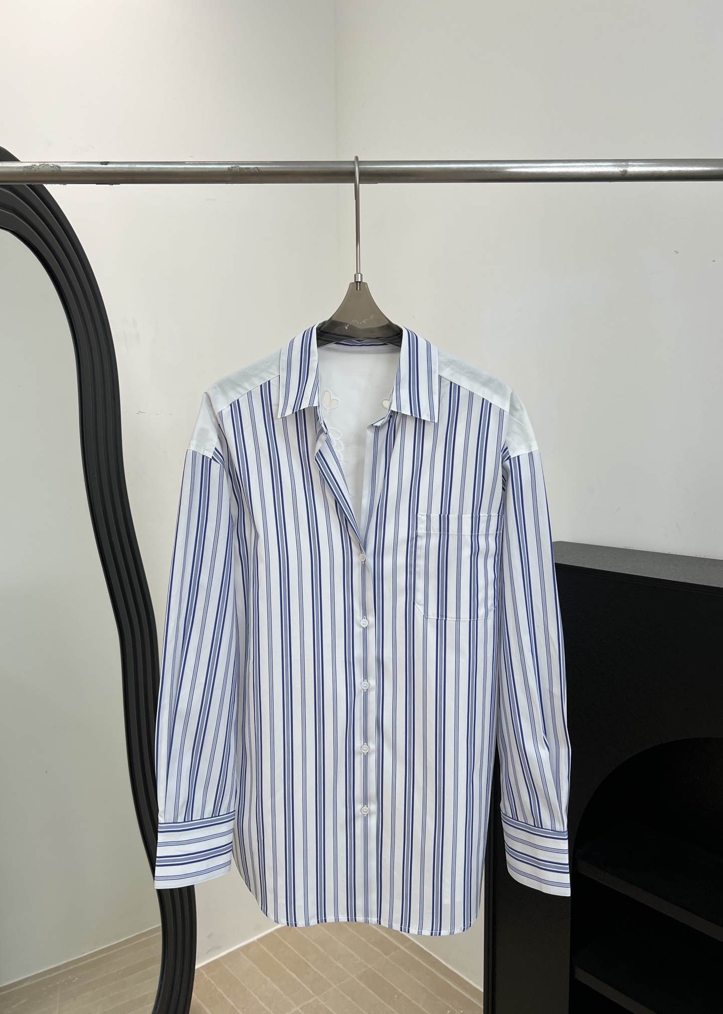 NO:808578,MaxMara spring and summer new striped embroidered shirt, white cotton fabric + blue and white striped cuffs, floral embroidery on the back, casual fit, size S M L XL,, shirts,19860909MaxMara 春夏新款 条纹刺绣衬衫、白色棉质面料+蓝白条纹袖口、背部花卉刺绣、休闲版型 码数S M L XL,,shirts,,Women's clothing