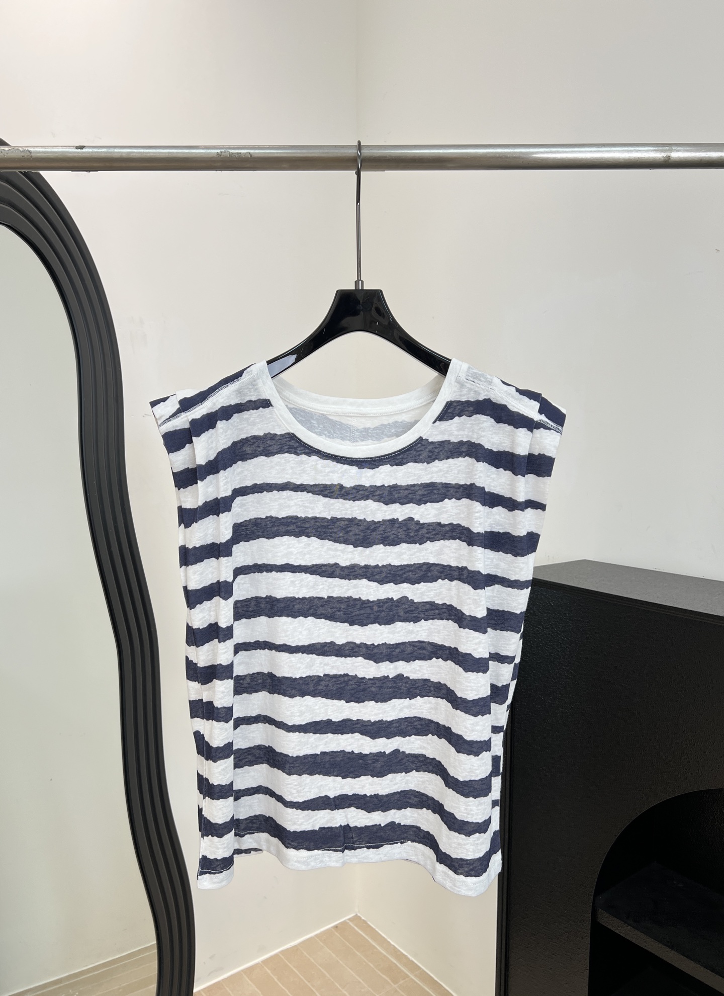 NO:808576,IRO spring and summer new linen striped sleeveless vest, blue and white stripes are simple and navy style, linen material is breathable and comfortable, sleeveless cut, loose fit, size S M L,,19860909IRO 春夏新款 亚麻条纹无袖背心、蓝白条纹简约又有海军风、亚麻材质透气舒适、无袖剪裁、宽松版型 码数S M L,,,Women's clothing