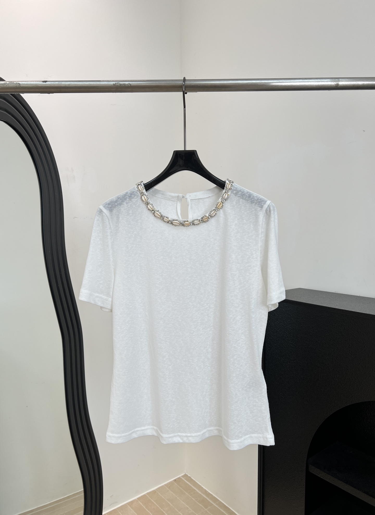 NO:808574,IRO spring and summer new style shell hot diamond short-sleeved T-shirt, linen blended material, round neck to modify the neck line, loose fit, size S M L,, T-shirt, tees, t-shirt,19860909IRO 春夏新款 贝壳烫钻短袖T恤,亚麻混纺材质、圆领修饰颈部线条、宽松版型 码数S M L,,T-shirt,tees，t-shirt,,Women's clothing
