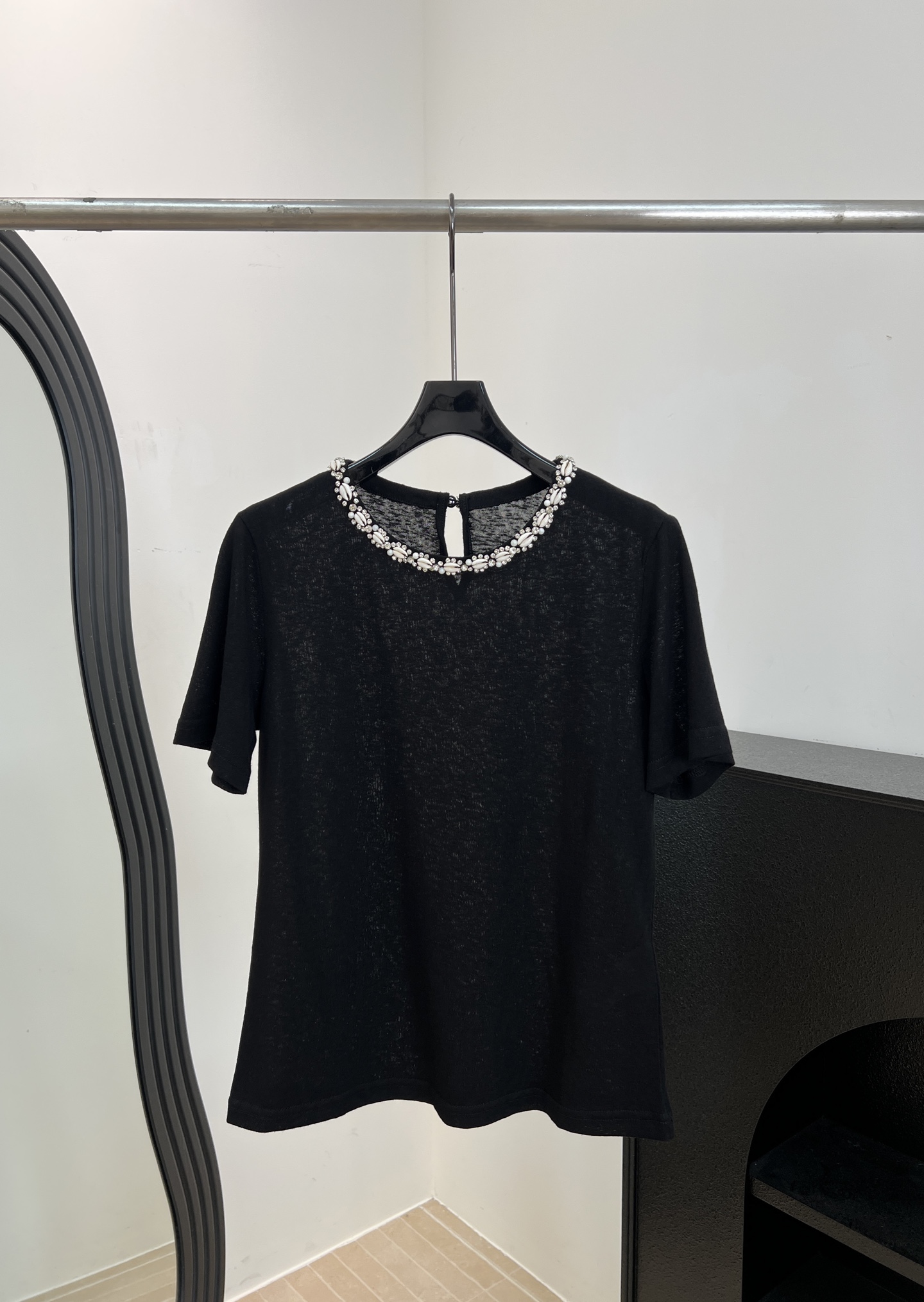 NO:843607,IRO spring and summer new style shell hot diamond short-sleeved T-shirt, linen blended material, round neck to modify the neck line, loose fit, size S M L,, T-shirt, tees, t-shirt,19860909IRO 春夏新款 贝壳烫钻短袖T恤,亚麻混纺材质、圆领修饰颈部线条、宽松版型 码数S M L,,T-shirt,tees，t-shirt,,Women's clothing