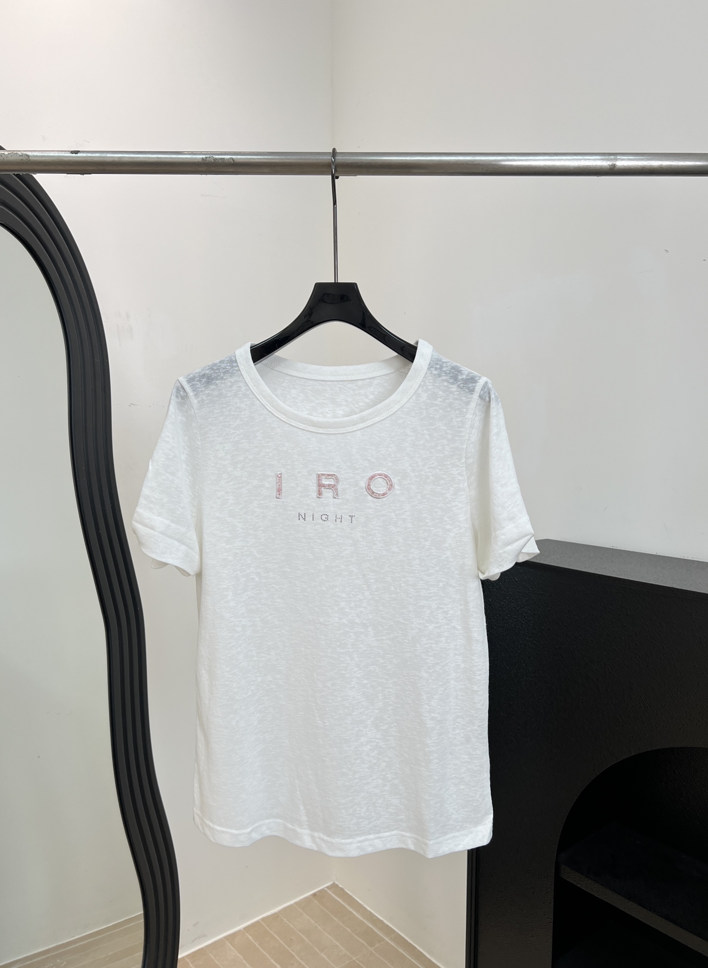 NO:808573,IRO's new spring and summer style hot-drilled linen short-sleeved T-shirt, made of linen material, front shoulder design with hot-drilled logo on the chest, linen comes with natural pleats, casual fit, size S M L,, T-shirt, tees, t-shirt,19860909IRO 春夏新款 烫钻亚麻短袖T恤、采用亚麻材质、正肩设计胸前烫钻Logo、亚麻自带自然褶皱、休闲版型 码数S M L,,T-shirt,tees，t-shirt,,Women's clothing