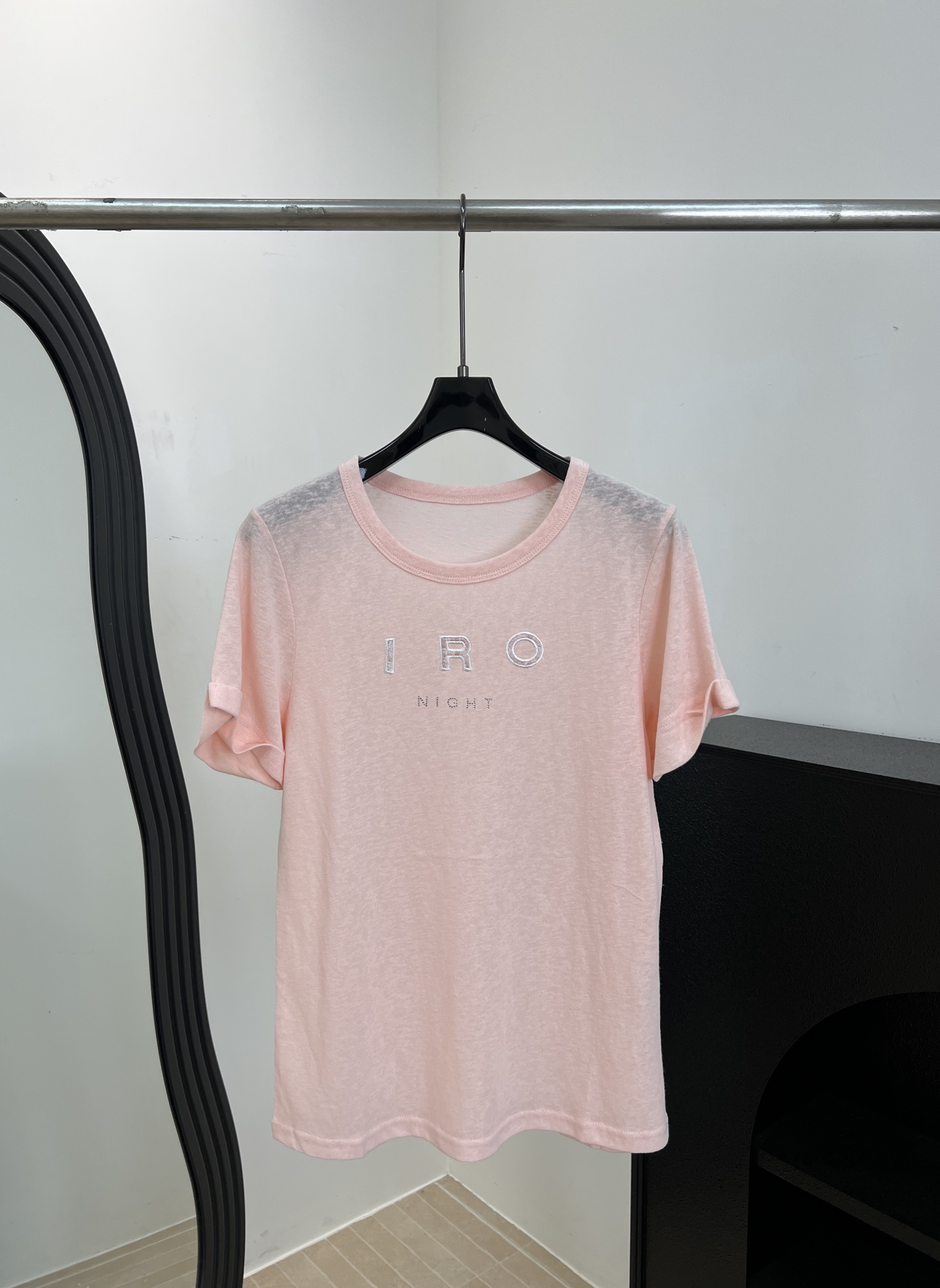 NO:843615,IRO's new spring and summer style hot-drilled linen short-sleeved T-shirt, made of linen material, front shoulder design with hot-drilled logo on the chest, linen comes with natural pleats, casual fit, size S M L,, T-shirt, tees, t-shirt,19860909IRO 春夏新款 烫钻亚麻短袖T恤、采用亚麻材质、正肩设计胸前烫钻Logo、亚麻自带自然褶皱、休闲版型 码数S M L,,T-shirt,tees，t-shirt,,Women's clothing