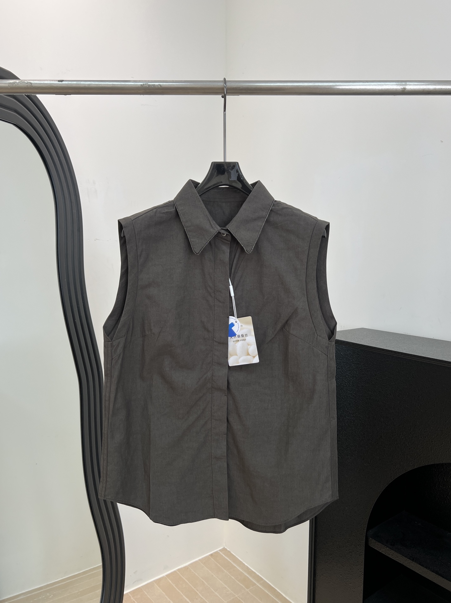 NO:808570,BC spring and summer new style, lapel bead chain sleeveless shirt, silk blended fabric is skin-friendly and comfortable, sleeveless tailoring is refreshing and neat, casual fit, size S M L,, shirts, real silk,19860909BC 春夏新款 翻领珠链无袖衬衫、真丝混纺亲肤舒适、无袖剪裁清爽利落、休闲版型 码数S M L,,shirts,real silk,,Women's clothing