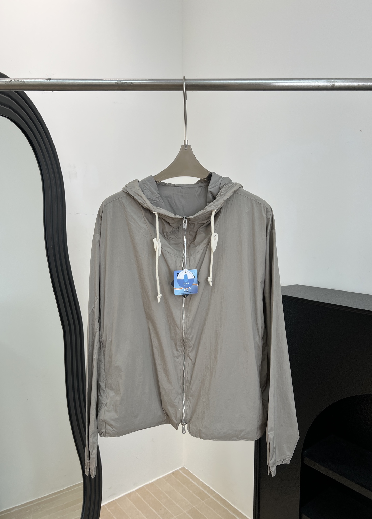 NO:808567,JIL's new spring and summer hooded sun protection clothing, made of lightweight cotton fabric, high sun protection index, effectively blocking ultraviolet rays, adjustable elastic cord at the hem, casual fit, size S M L,,jil sander,hats,19860909JIL 春夏新款 连帽防晒衣、采用轻盈棉纶面料、高防晒指数、有效阻挡紫外线、下摆弹力绳可调节、休闲版型 码数S M L,,jil sander,hats,,Women's clothing