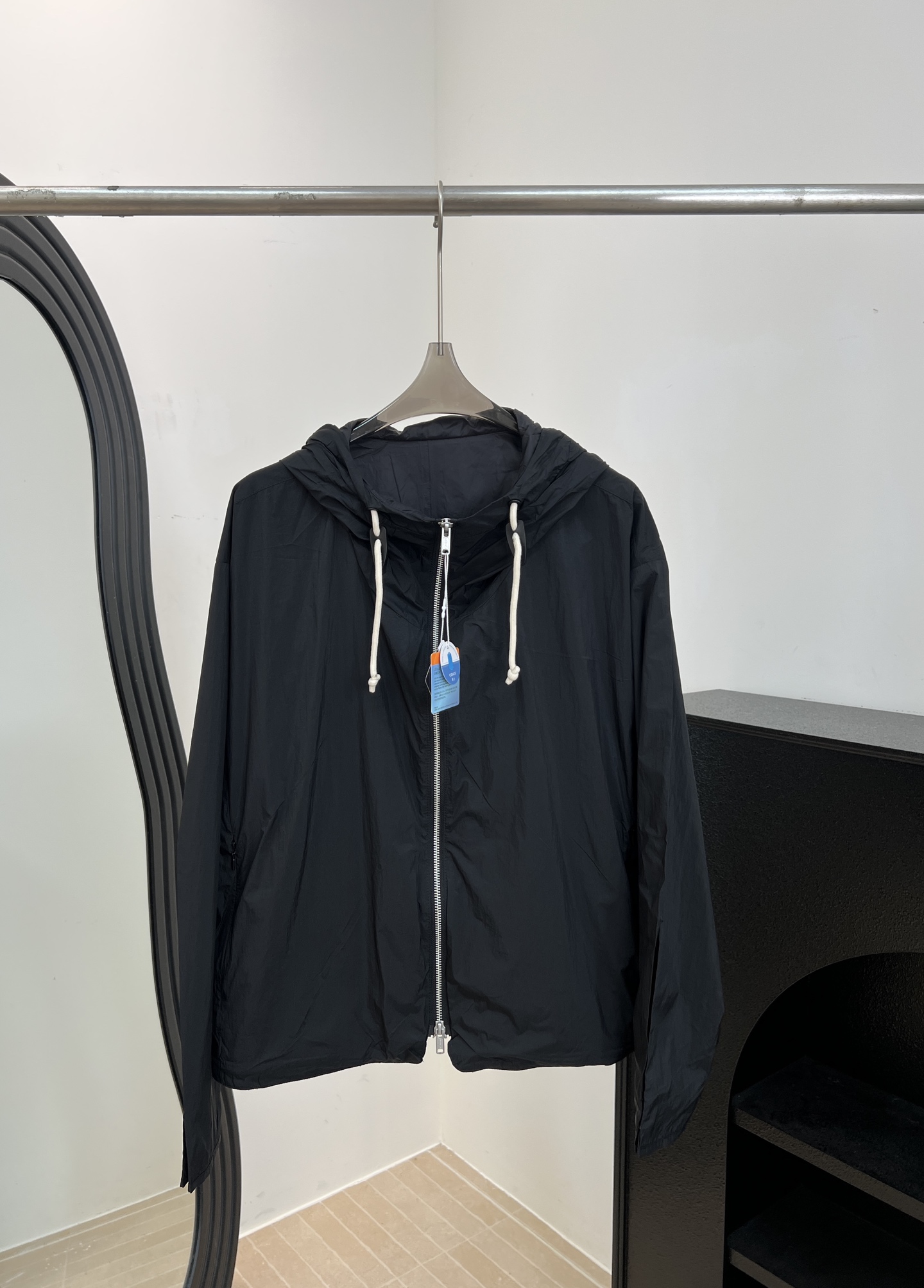 NO:843628,JIL's new spring and summer hooded sun protection clothing, made of lightweight cotton fabric, high sun protection index, effectively blocking ultraviolet rays, adjustable elastic cord at the hem, casual fit, size S M L,,jil sander,hats,19860909JIL 春夏新款 连帽防晒衣、采用轻盈棉纶面料、高防晒指数、有效阻挡紫外线、下摆弹力绳可调节、休闲版型 码数S M L,,jil sander,hats,,Women's clothing