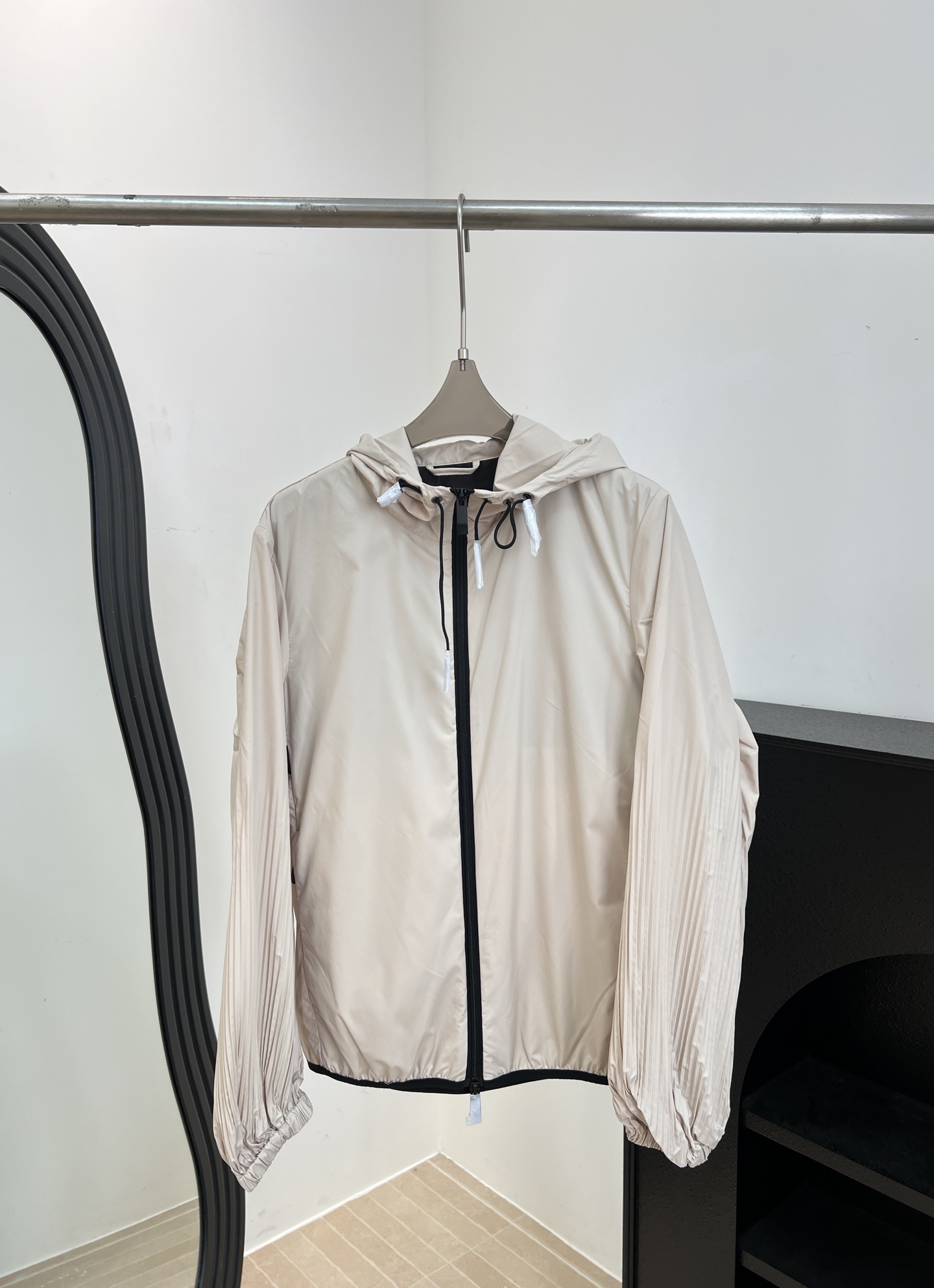 NO:808564,Unlabeled Moncler muzzle, new style for early spring, lightweight hooded sun protection clothing, super comfortable to wear outdoors in summer, high UPF sun protection index to effectively block ultraviolet rays, hooded design to protect the head and neck, pleated sleeve details, casual fit, size S M L,,Moncler,hats,19860909无标 Moncler 蒙口 早春新款 轻薄连帽防晒衣、夏天户外穿超舒服、UPF防晒指数高有效阻挡紫外线、连帽设计更护头颈、袖子褶皱细节、休闲版型 码数S M L,,Moncler,hats,,Women's clothing
