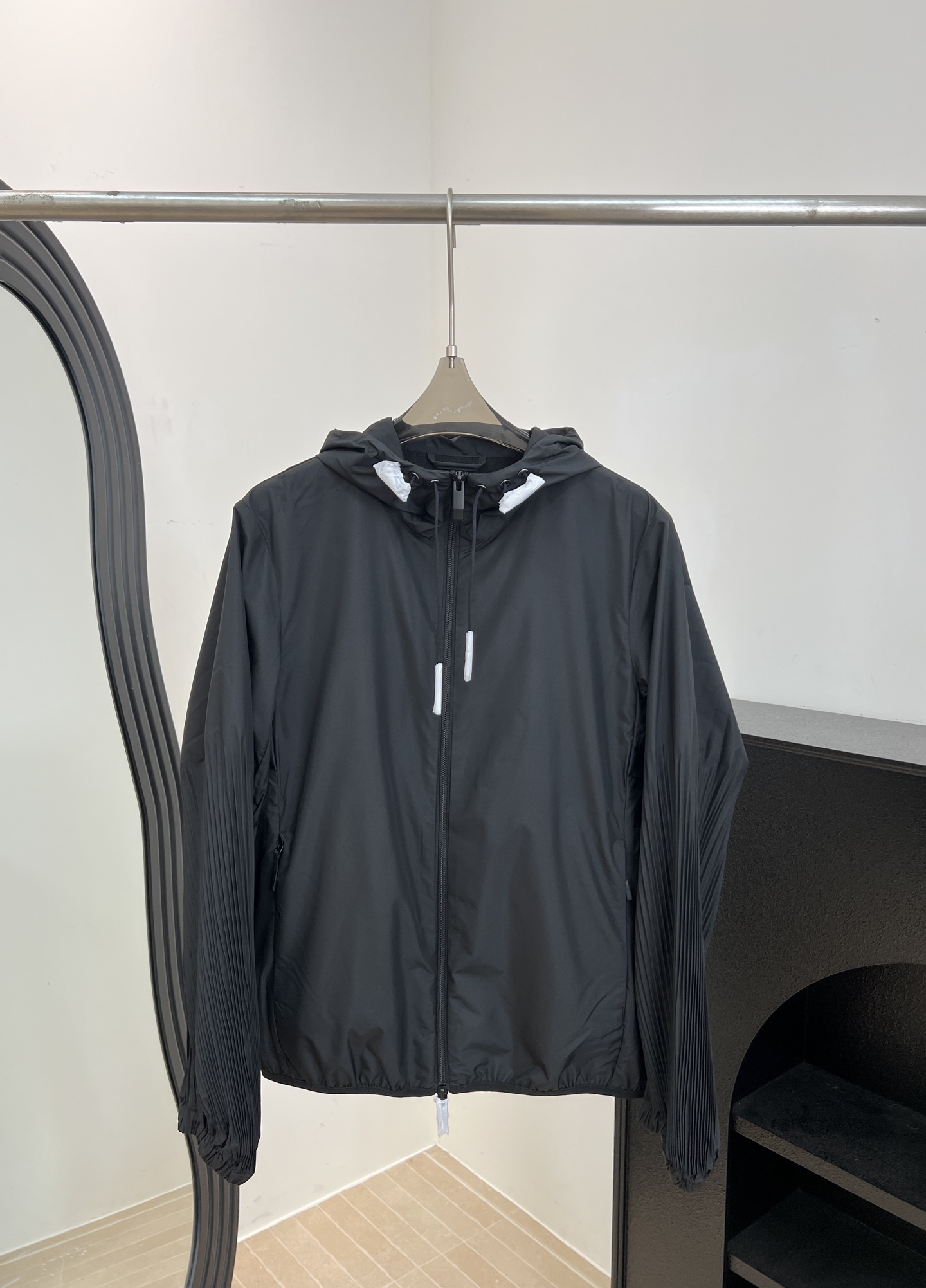 NO:843637,Unlabeled Moncler muzzle, new style for early spring, lightweight hooded sun protection clothing, super comfortable to wear outdoors in summer, high UPF sun protection index to effectively block ultraviolet rays, hooded design to protect the head and neck, pleated sleeve details, casual fit, size S M L,,Moncler,hats,19860909无标 Moncler 蒙口 早春新款 轻薄连帽防晒衣、夏天户外穿超舒服、UPF防晒指数高有效阻挡紫外线、连帽设计更护头颈、袖子褶皱细节、休闲版型 码数S M L,,Moncler,hats,,Women's clothing