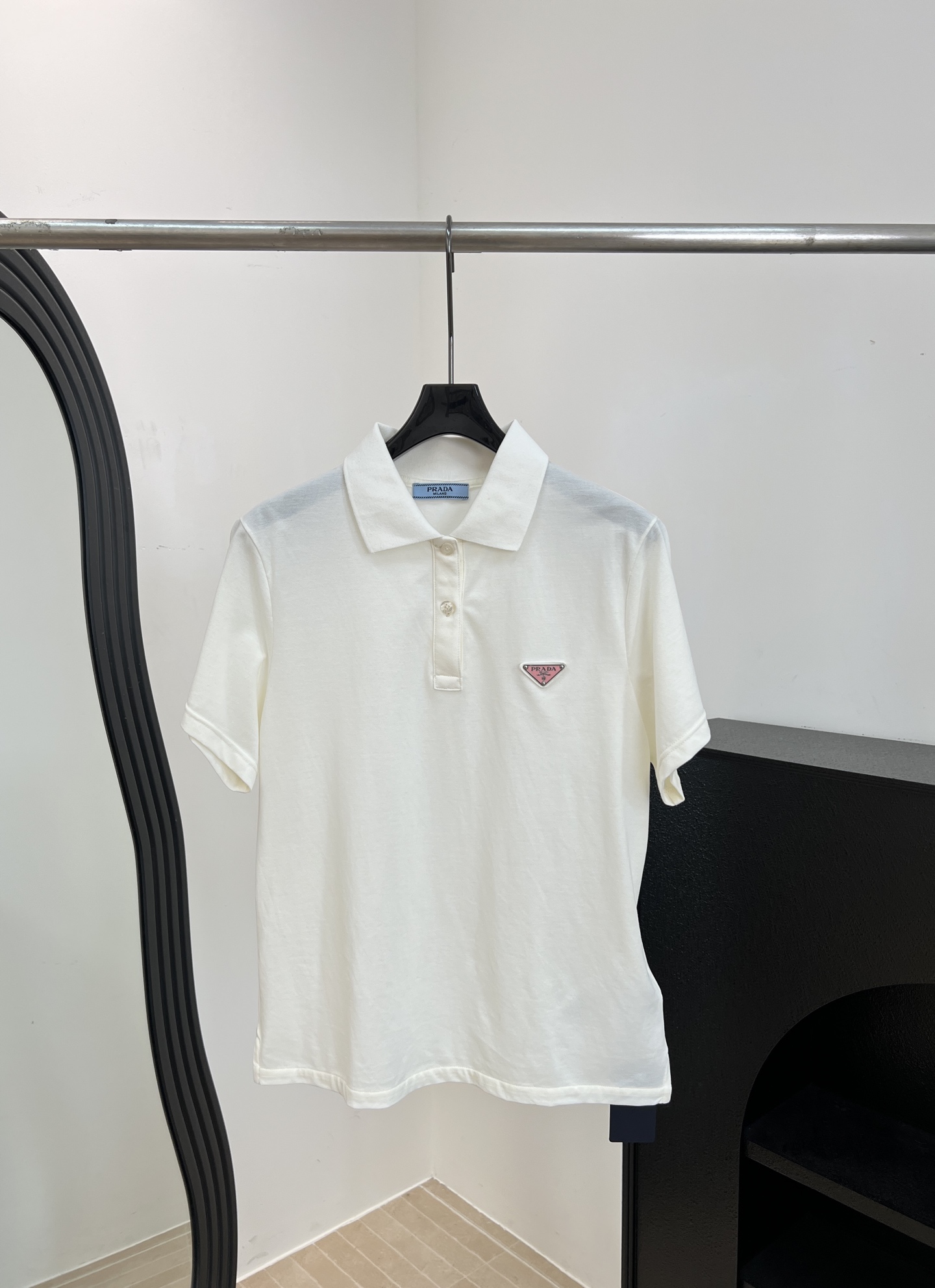 NO:808561,Prada's new spring and summer style short-sleeved shirt with enamel triangular metal logo, classic lapel + three-button design, soft imported mercerized pearl cotton, triangular logo on the chest to low-key highlight the brand, casual fit, size S M L XL,, prada, shirts, T-shirt,19860909Prada 春夏新款 涂珐琅三角形金属徽标短袖衬衫、经典翻领+三颗纽扣设计、进口丝光珠地棉柔软、胸前三角Logo低调彰显品牌、休闲版型 码数S M L XL,,prada,shirts,T-shirt,,Women's clothing