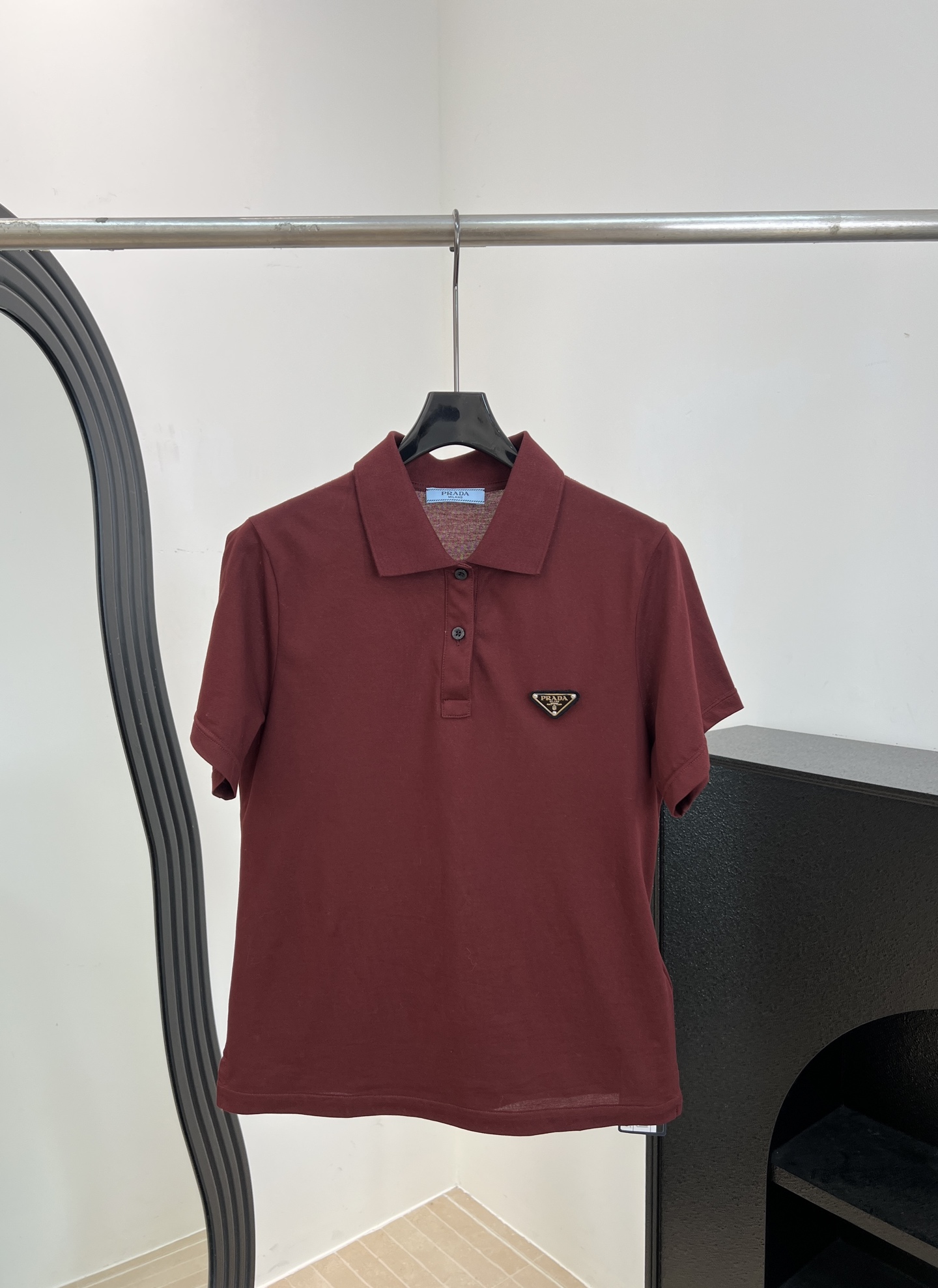 NO:843647,Prada's new spring and summer style short-sleeved shirt with enamel triangular metal logo, classic lapel + three-button design, soft imported mercerized pearl cotton, triangular logo on the chest to low-key highlight the brand, casual fit, size S M L XL,, prada, shirts, T-shirt,19860909Prada 春夏新款 涂珐琅三角形金属徽标短袖衬衫、经典翻领+三颗纽扣设计、进口丝光珠地棉柔软、胸前三角Logo低调彰显品牌、休闲版型 码数S M L XL,,prada,shirts,T-shirt,,Women's clothing
