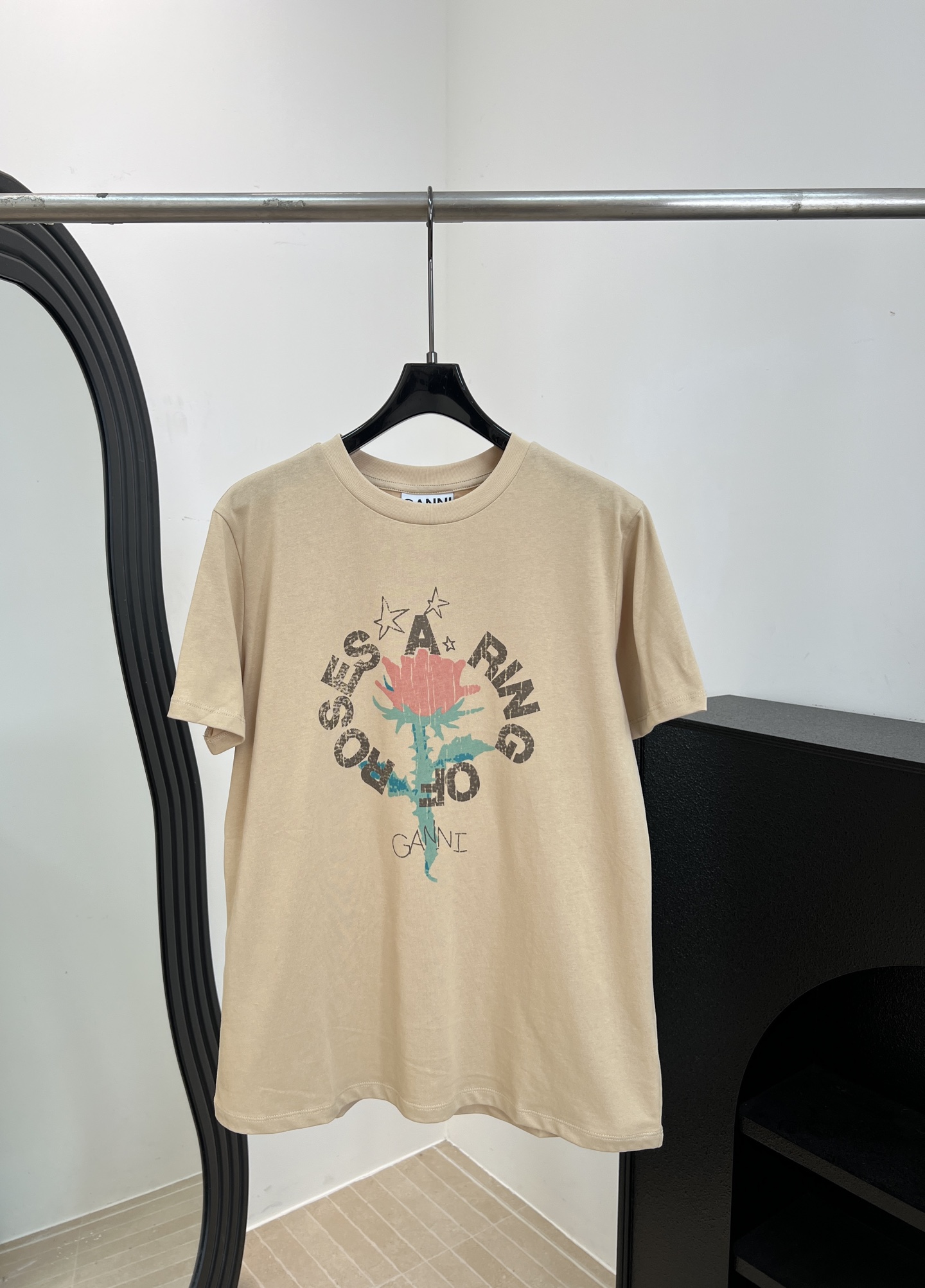 NO:808555,GANNI spring and summer new style rose slogan printed T-shirt, pure cotton material with rose pattern on the front + 'A RING OFROSES' slogan, heavy-duty washed fabric, soft, casual fit, size S M L,, tees, t-shirt,19860909GANNI 春夏新款 玫瑰标语印花T恤、纯棉材质正面玫瑰图案+“A RING OFROSES”标语、重工洗水面料柔软、休闲版型 码数S M L,,tees，t-shirt,,Women's clothing
