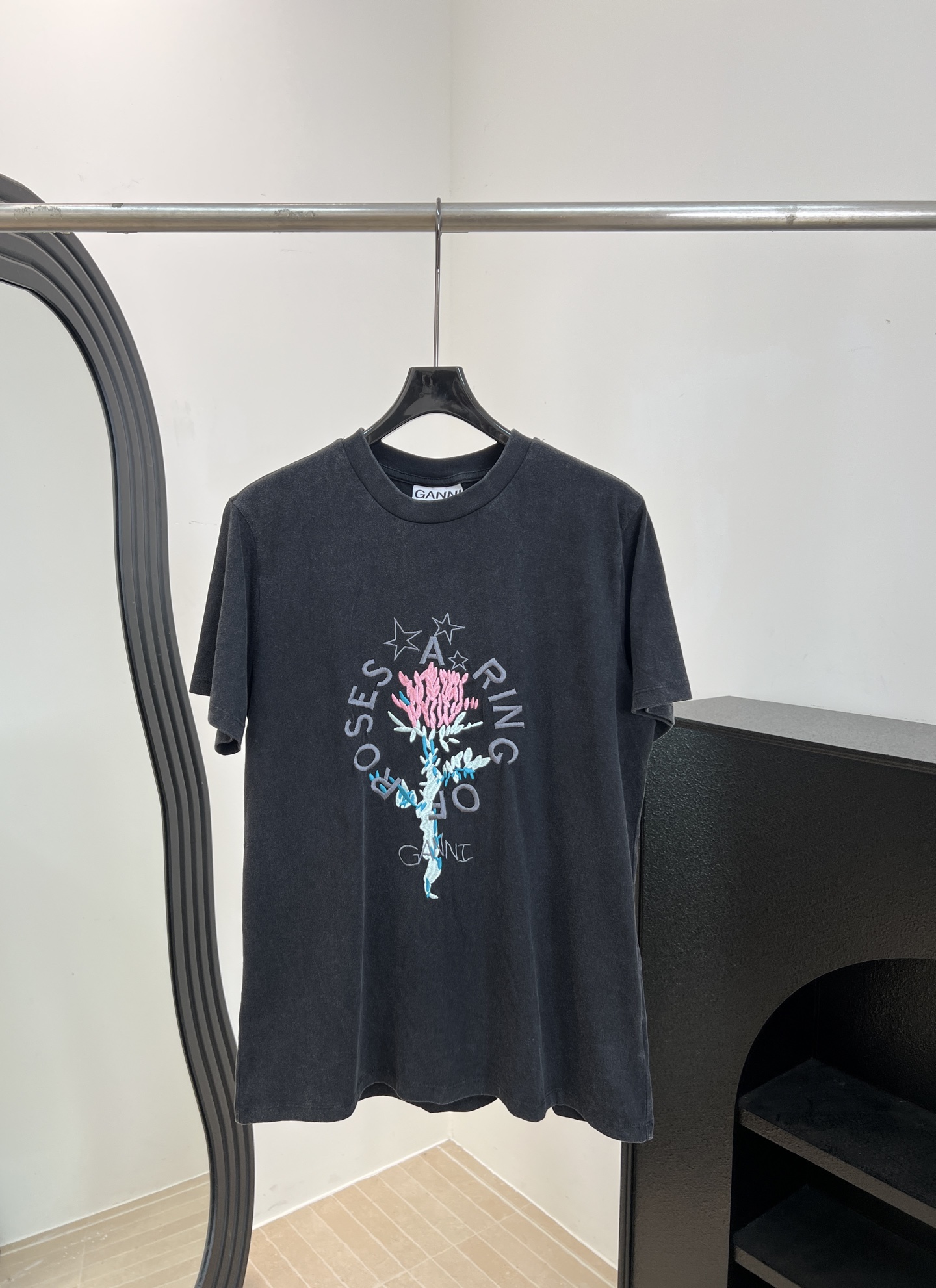 NO:808552,GANNI spring and summer new style rose slogan printed T-shirt, round neck design, dark gray cotton fabric, rose slogan on the front in pink, blue and white color, heavy-duty washed fabric, soft, casual fit, size S M L,, tees, t-shirt,19860909GANNI 春夏新款 玫瑰标语印花T恤、圆领设计、深灰色棉质面料、正面玫瑰花标语粉蓝白配色、重工洗水面料柔软、休闲版型 码数S M L,,tees，t-shirt,,Women's clothing