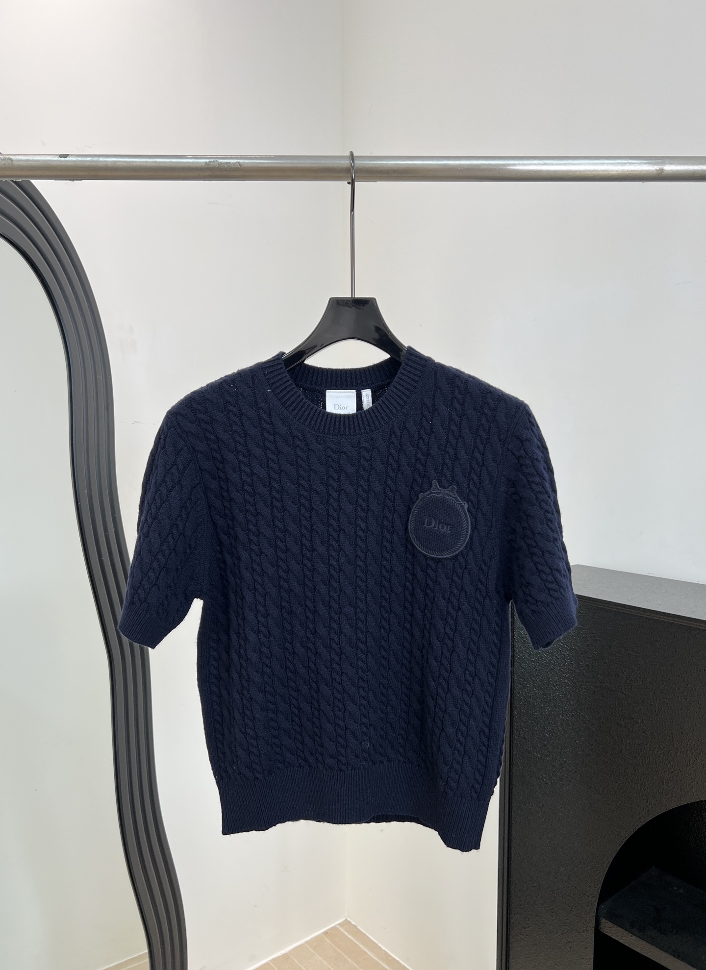 NO:808549,Dior spring and summer new style, navy blue twist knitted short-sleeved, classic cable texture, simple and advanced, high-quality knitted fabric, soft and skin-friendly, Dior embroidered logo on the chest, casual fit, size S M L,, dior, T-shirt,19860909Dior 春夏新款 藏蓝色麻花针织短袖、经典绞花纹理简约又高级、高品质针织面料、柔软亲肤、胸前Dior刺绣徽、休闲版型 码数S M L,,dior,T-shirt,,Women's clothing