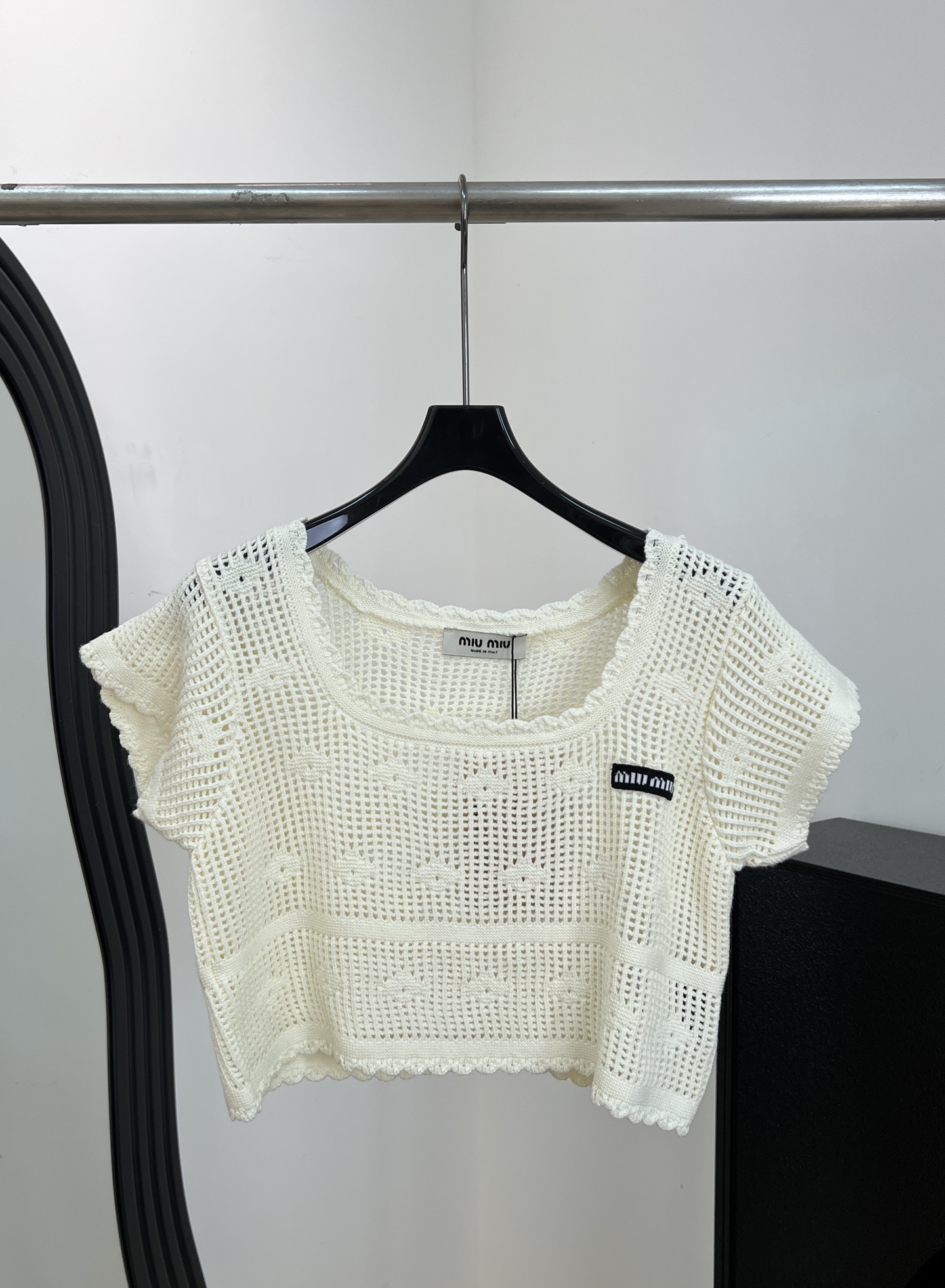 NO:808560,Miu Miu spring and summer new style, hollow knitted short sleeves, light and breathable, short style + ruffled cuffs, brand logo hollow design layer on the chest, casual fit, size S M L,,miumiu,T-shirt,19860909Miu Miu 春夏新款 镂空针织短袖、轻薄透气、短款+荷叶边袖口、胸前品牌标镂空设计层、休闲版型 码数S M L,,miumiu,T-shirt,,Women's clothing