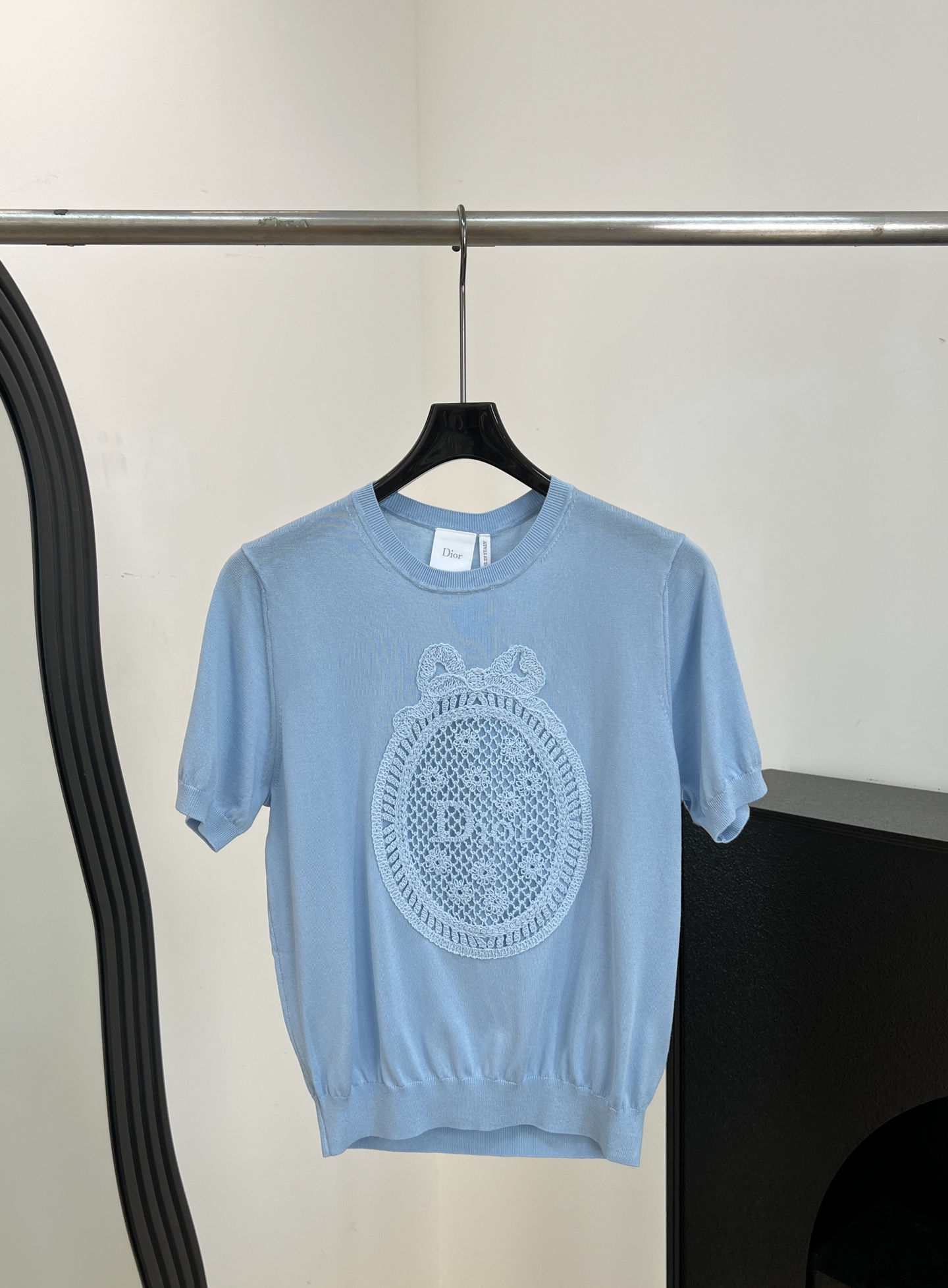 NO:808546,Dior's new spring and summer style blue short-sleeved sweater, light and breathable knitted fabric, front bow + hollow pattern, central 'Dior' logo, casual fit, size S M L,, dior, T-shirt,19860909Dior 春夏新款 蓝色短袖针织衫、轻薄透气针织面料、正面蝴蝶结+镂空花纹、中央“Dior”标志、休闲版型 码数S M L,,dior,T-shirt,,Women's clothing