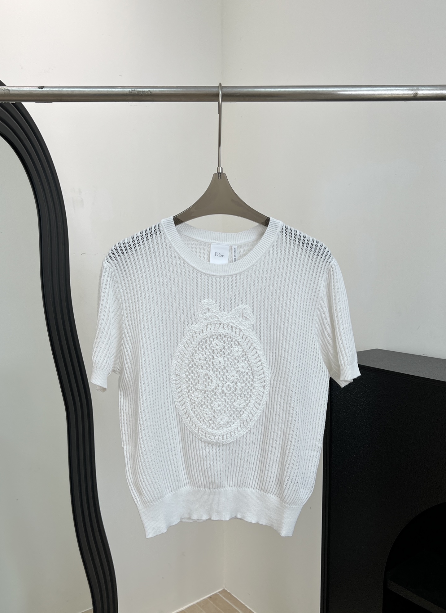 NO:808572,Dior spring and summer new style, white knitted short sleeves, soft knitted fabric, vertical stripe design, bow embroidery on the chest, cuffs and hem closing, casual fit, size S M L,, dior, T-shirt,19860909Dior 春夏新款 白色针织短袖、柔软针织面料、竖条纹设计、胸前蝴蝶结刺绣、袖口和下摆收口、休闲版型 码数S M L,,dior,T-shirt,,Women's clothing