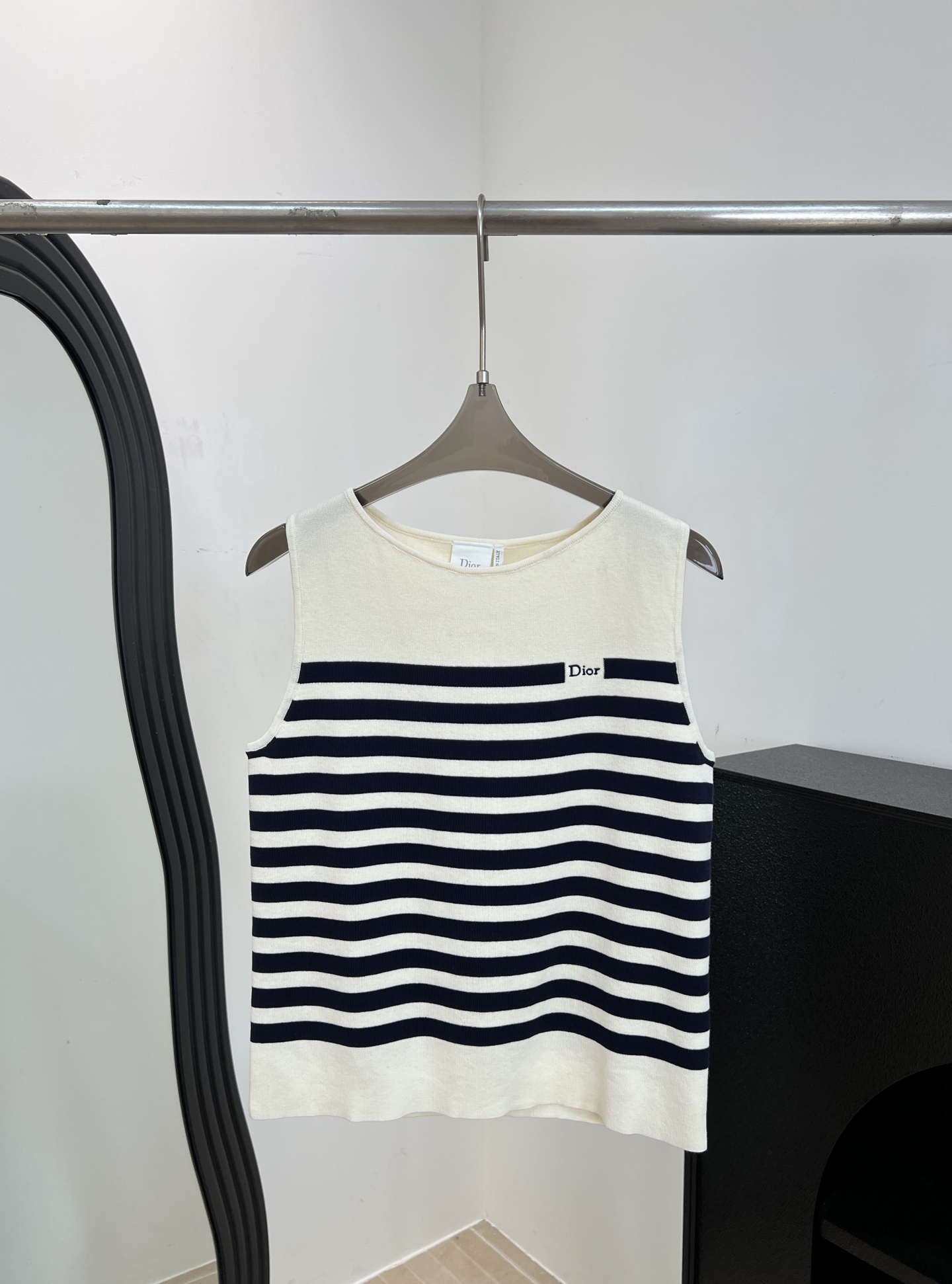 NO:808569,Dior spring and summer new style striped knitted vest, classic blue and white stripes + off-white splicing, soft knitted fabric, sleeveless design + round neck tailoring, modified neck line, 'Dior' embroidery on the chest, casual fit Size S M L,, dior,19860909Dior 春夏新款 条纹针织背心、经典蓝白条纹+米白色拼接、柔软针织面料、无袖设计+圆领剪裁、修饰颈部线条、胸前“Dior”刺绣、休闲版型 码数S M L,,dior,,Women's clothing