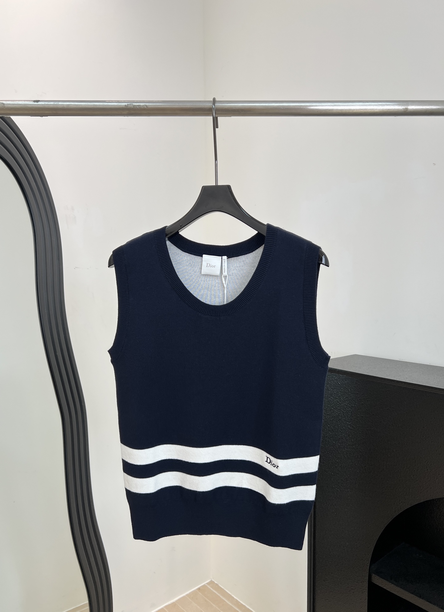 NO:808566,Dior's new spring and summer style navy style knitted vest, dark blue with white stripes, soft knitted fabric, sleeveless design, can be worn alone or layered, college style, 'Dior' embroidery on the hem, casual fit, size S M L,, dior,19860909Dior 春夏新款 海军风针织背心、深蓝配白色条纹、柔软针织面料、无袖设计、单穿or叠穿都OK学院风、下摆“Dior”刺绣、休闲版型 码数S M L,,dior,,Women's clothing