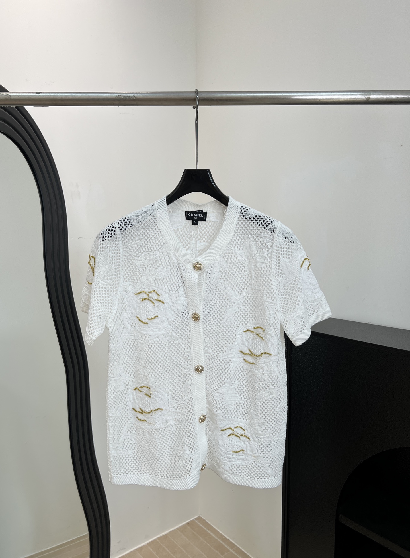 NO:808557,ChaneI Xiaoxiang spring and summer new style hollow flower knitted cardigan, using exquisite hollow technology, with gold embroidered flowers, V-neck + gold button details, casual fit, size S M L,,chanel,19860909ChaneI 小香 春夏新款 镂空花朵针织开衫、采用精致镂空工艺、搭配金色刺绣花朵、V领+金色纽扣细节、休闲版型 码数S M L,,chanel,,Women's clothing