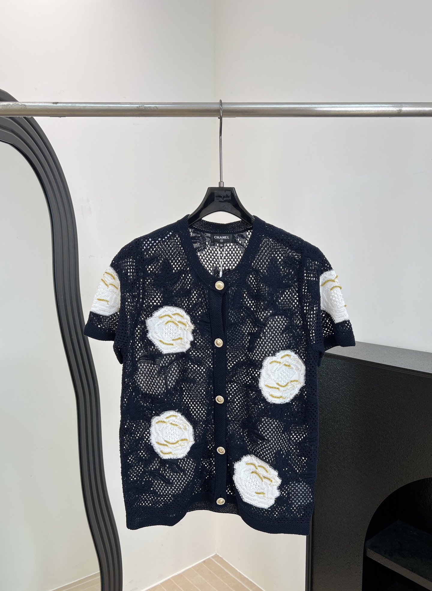 NO:843632,ChaneI Xiaoxiang spring and summer new style hollow flower knitted cardigan, using exquisite hollow technology, with gold embroidered flowers, V-neck + gold button details, casual fit, size S M L,,chanel,19860909ChaneI 小香 春夏新款 镂空花朵针织开衫、采用精致镂空工艺、搭配金色刺绣花朵、V领+金色纽扣细节、休闲版型 码数S M L,,chanel,,Women's clothing