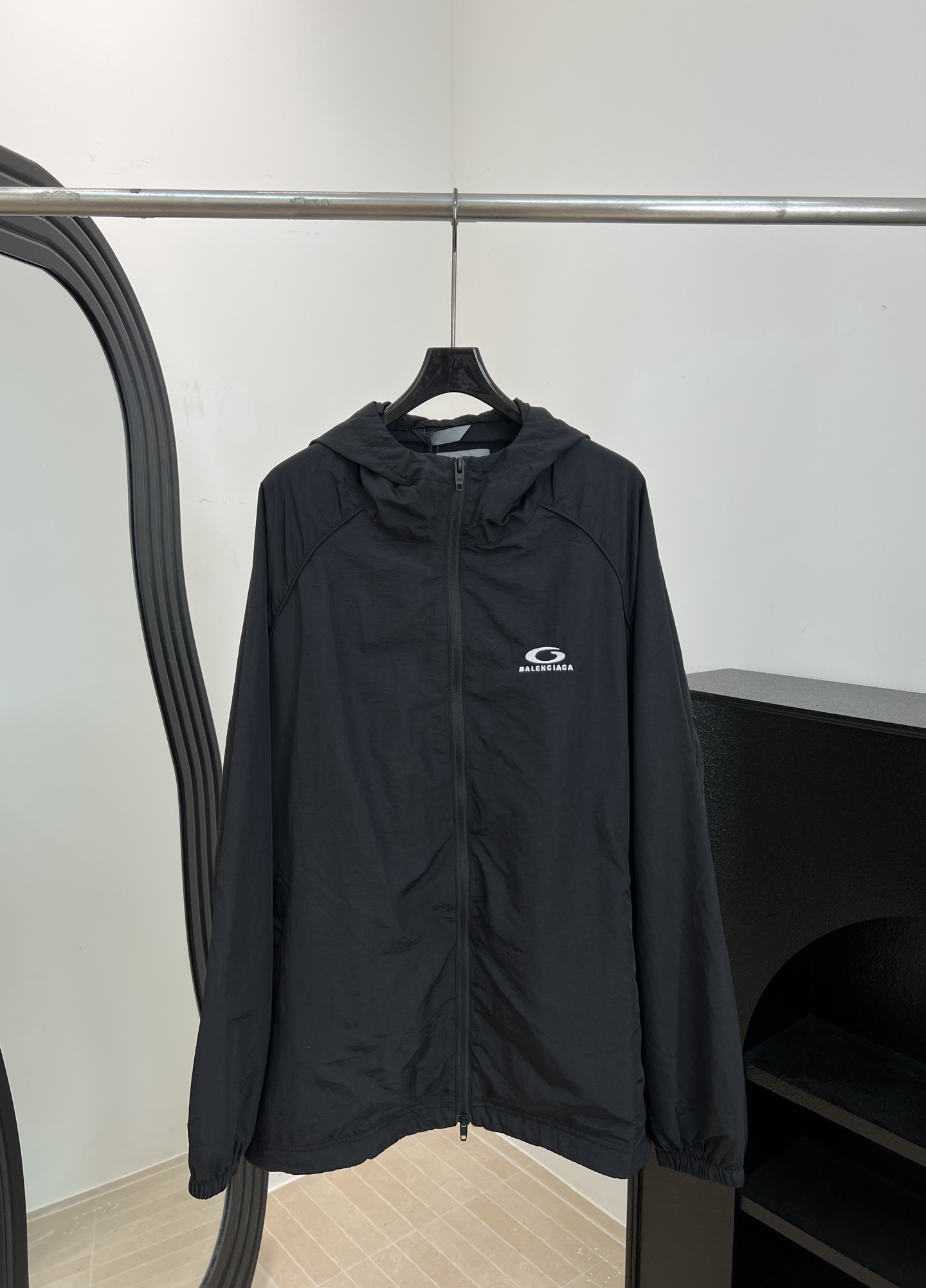 NO:808548,BALBNCIAGA spring and summer new TECHNICAL TRACKSUIT jacket, customized silk quick-drying fabric, classic silhouette tailoring, brand logo embroidery on the front chest, elastic elastic cuffs, mesh lining inside, drawstring design at the hem, simple design style, no choice for men v same size for men and women, size S M L XL,,jackets & coats,19860909BALBNCIAGA 春夏新款 TECHNICAL TRACKSUIT夹克、订制丝质速干面料、经典廓形剪裁、前胸品牌logo刺绣小标、弹力松紧带袖口、内里网布内衬 下摆抽绳设计、简单设计款式 不挑人穿v男女同款 码数S M L XL,,jackets & coats,,Women's clothing