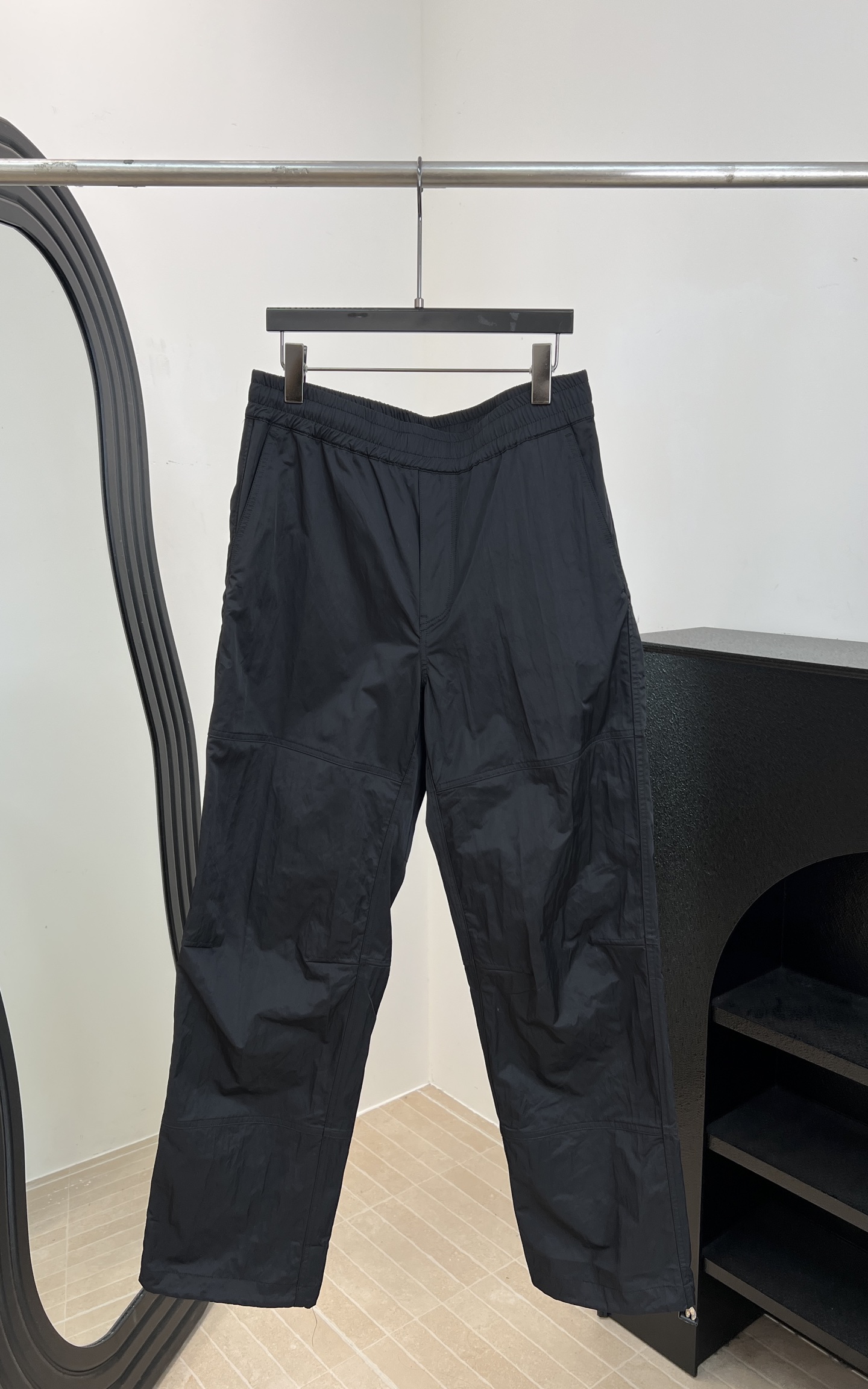 NO:808545,Men's Burberry spring and summer new hoodie woven casual trousers, elastic waistband, classic brand khaki drawstring inside, back flap pocket details, embellished with new season logo letter embroidery, straight fit, drawstring leg design, size S M L XL,, burberry,hats,19860909男款Burberry 春夏新款 帽衫梭织休闲长裤、弹力带松紧腰围、内里经典品牌卡其色抽绳、后翻盖口袋细节、点缀新季logo字母刺绣、直筒版型 抽绳裤脚设计 码数S M L XL,,burberry,hats,,Women's clothing