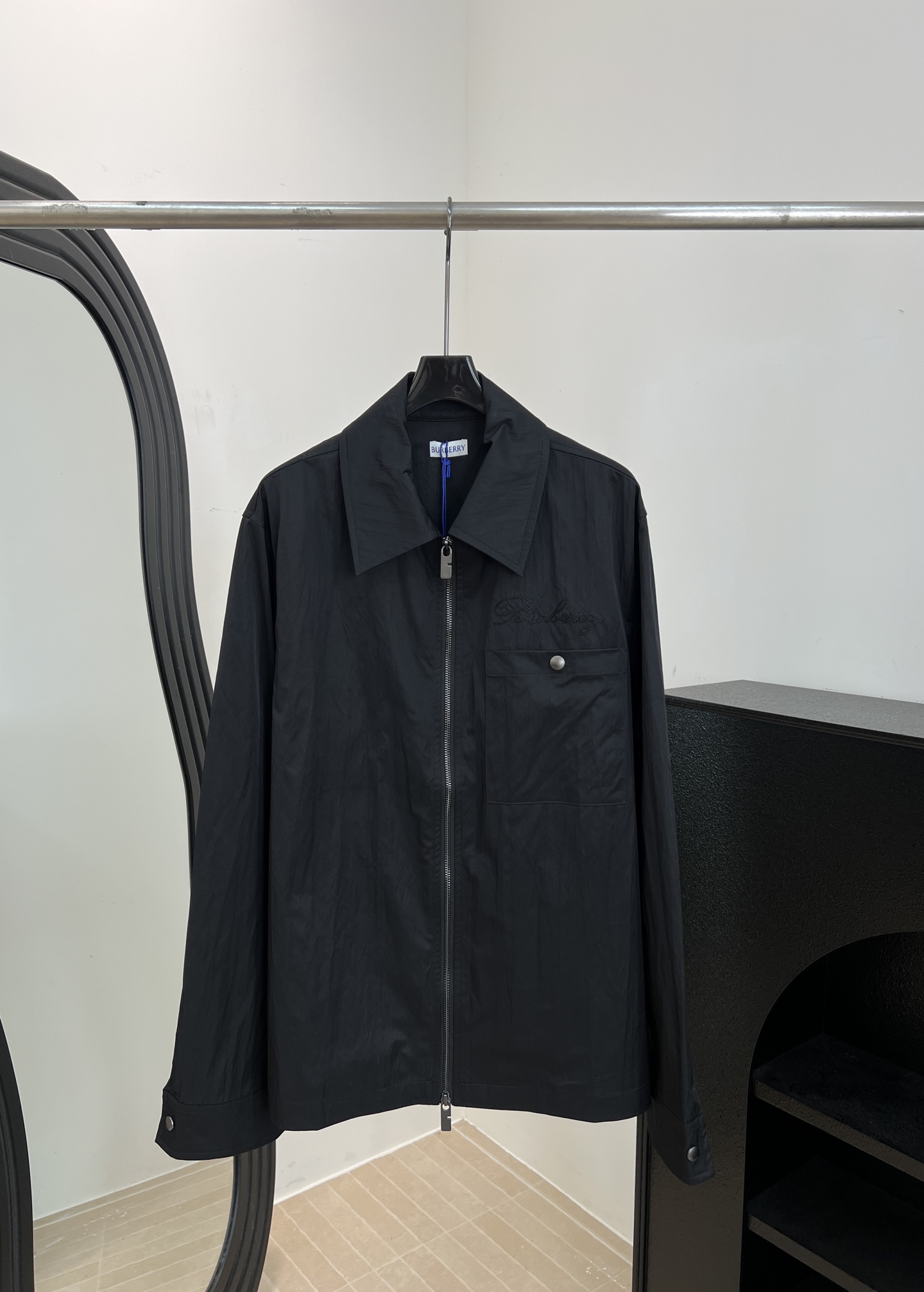 NO:808571,Burberry spring and summer new style lapel long-sleeved jacket-style shirt, selected lightweight nylon fabric, showing a neat fit, front chest pocket decorated with Burberry letter logo embroidery, metal zipper placket, hem slit design, same size for men and women, size S M L XL,,burberry,jackets & coats,shirts,19860909Burberry 春夏新款 翻领长袖外套式衬衫、精选轻盈尼龙面料、呈现出利落的版型、前胸口袋饰以Burberry字母徽标刺绣、金属拉链开合门襟、下摆开叉设计、男女同款 码数S M L XL,,burberry,jackets & coats,shirts,,Women's clothing
