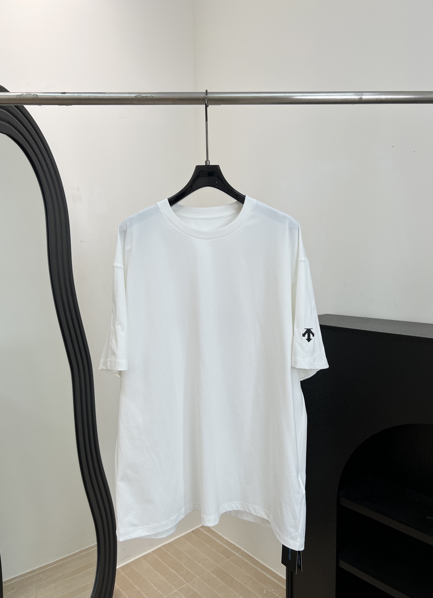 NO:808568,Men's DESCENTE spring and summer new round neck pullover short-sleeved T-shirt, original fabric Toray Silk Sunscreen Fiber has a cotton feel, back printing, polyester fiber, uses Toray's patented Silk Cool to quickly dissipate sweat, loose fit, size S M L XL XXL,, T-shirt, tees, t-shirt,19860909男款DESCENTE 迪桑特 春夏新款 圆领套头短袖T恤 、原版面料东丽丝倍酷防晒纤维自带棉感、后背印花、 聚酯纤维、采用了东丽专利的丝倍酷能快速散汗、宽松版型 码数S M L XL XXL,,T-shirt,tees，t-shirt,,Women's clothing