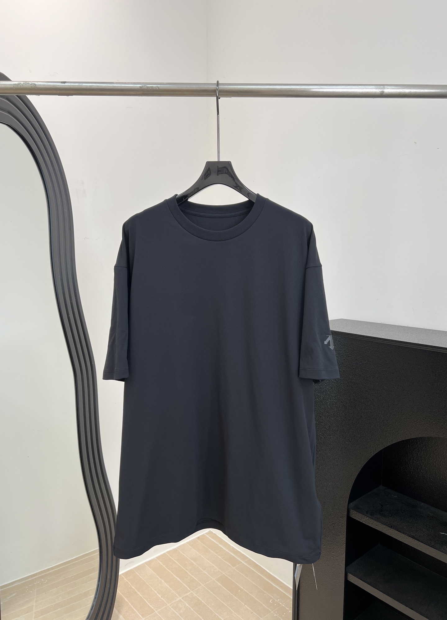 NO:808565,Men's DESCENTE spring and summer new round neck pullover short-sleeved T-shirt, original fabric Toray Silk Sunscreen Fiber has a cotton feel, back printing, polyester fiber, uses Toray's patented Silk Cool to quickly dissipate sweat, loose fit, size S M L XL XXL,, T-shirt, tees, t-shirt,19860909男款DESCENTE 迪桑特 春夏新款 圆领套头短袖T恤 、原版面料东丽丝倍酷防晒纤维自带棉感、后背印花、聚酯纤维、采用了东丽专利的丝倍酷能快速散汗、宽松版型 码数S M L XL XXL,,T-shirt,tees，t-shirt,,Women's clothing