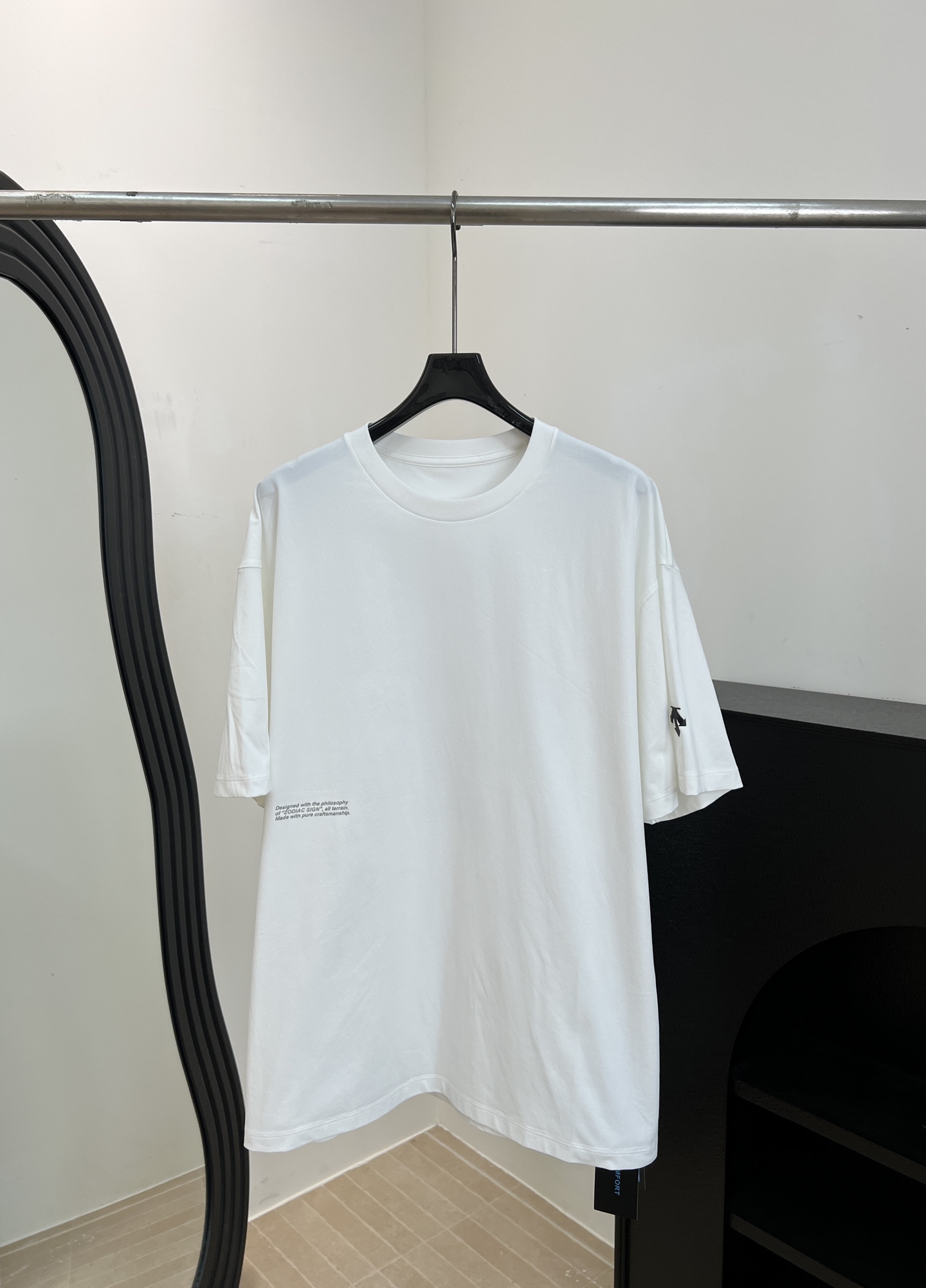 NO:808562,Men's DESCENTE spring and summer new model. Toray's sun protection fiber comes with a cotton-like round neck T-shirt. It uses Toray's patented TRYSPEC technology yarn. It is not stuffy during exercise and can quickly dissipate sweat. The special process yarn gives the fabric high elasticity and resilience. The loose fit is S M L XL XXL, tees, t-shirt,19860909男款DESCENTE 迪桑特 春夏新款 东丽丝倍酷防晒纤维自带棉感圆领T恤、采用了东丽专利的丝倍酷（TRYSPEC）科技纱线、运动时不闷热,能快速散汗、特殊工艺纱线赋予面料高弹性和回弹性、宽松版型 码数S M L XL XXL,,tees，t-shirt,,Women's clothing