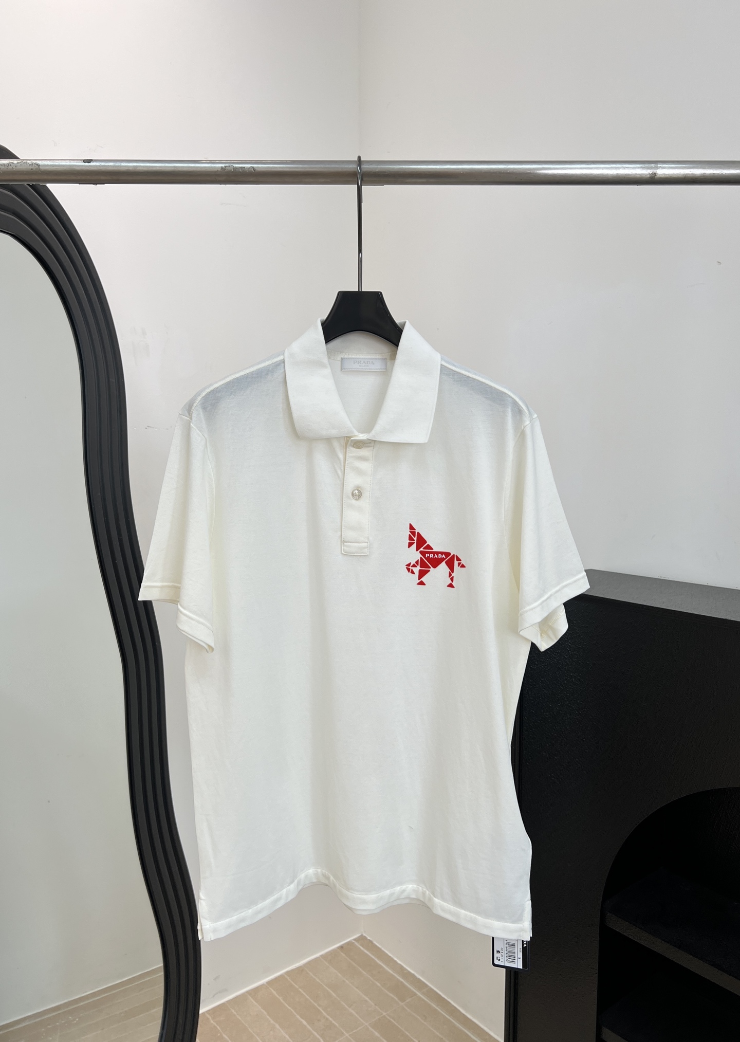 NO:808556,Men's Prada spring and summer new mercerized lapel POLO shirt, made of 100% imported mercerized piqué cotton, the small gaps in the fabric can make sports more breathable and comfortable, the triangle red horse on the front left chest is flocked and printed, protruding prada galloping, casual version, size S M L XL XXL,, prada,19860909男款Prada 春夏新款 丝光翻领POLO衫 、采用百分百进口丝光珠地棉、面料上细小的空隙能让运动更加透气舒服、前左胸三角赤马采用植绒印花 凸出prada策马奔腾、休闲版型 码数S M L XL XXL,,prada,,Women's clothing