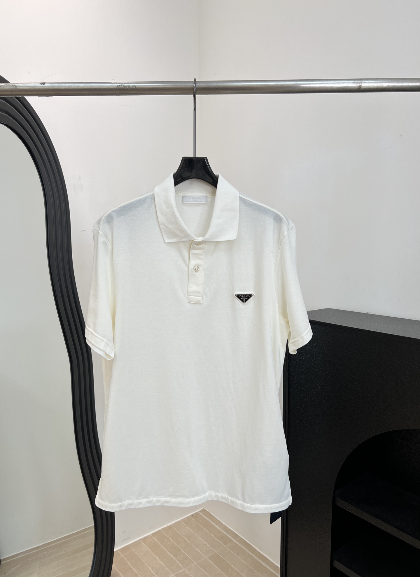 NO:808553,Men's Prada spring and summer new style, enamel-coated triangular metal logo short-sleeved shirt, classic lapel + three-button design, imported mercerized piqué cotton is soft, triangular logo on the chest low-key highlights the brand, casual fit, size S M L XL XXL,, prada, shirts, T-shirt,19860909男款Prada 春夏新款 涂珐琅三角形金属徽标短袖衬衫、经典翻领+三颗纽扣设计、进口丝光珠地棉柔软、胸前三角Logo低调彰显品牌、休闲版型 码数S M L XL XXL,,prada,shirts,T-shirt,,Women's clothing