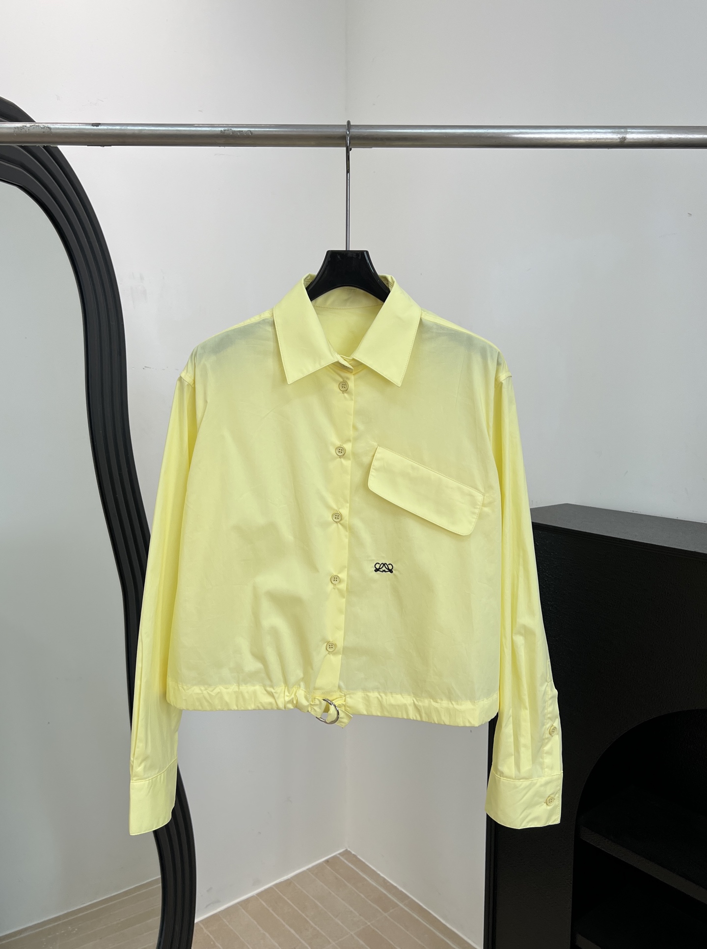 NO:808550,Loewe spring and summer new style lemon yellow drawstring shirt, lightweight poplin fabric, drawstring design at the hem, adjustable length, with Double L embroidery, loose fit, size S M L,,loewe,shirts,19860909Loewe 春夏新款 柠檬黄抽绳衬衫、轻盈府绸面料、下摆抽绳设计可调节长度、搭配Double L刺绣、宽松版型 码数S M L,,loewe,shirts,,Women's clothing