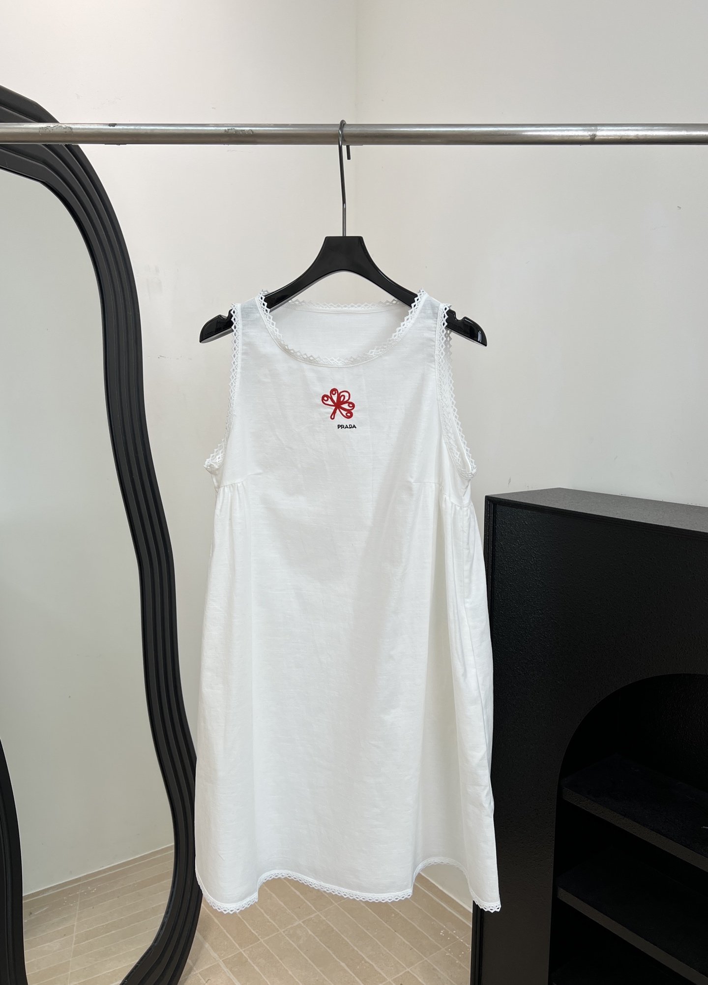 NO:808547,Prada spring and summer new style sleeveless dress, cotton and linen blended fabric, exquisite floral embroidery, lace trim on neckline, cuffs and skirt, casual fit, size S M L,, prada,skirts,19860909Prada 春夏新款 无袖连衣裙、棉麻混纺面料、精致花卉刺绣、领口、袖口和裙摆蕾丝边、休闲版型 码数S M L,,prada,skirts,,Women's clothing