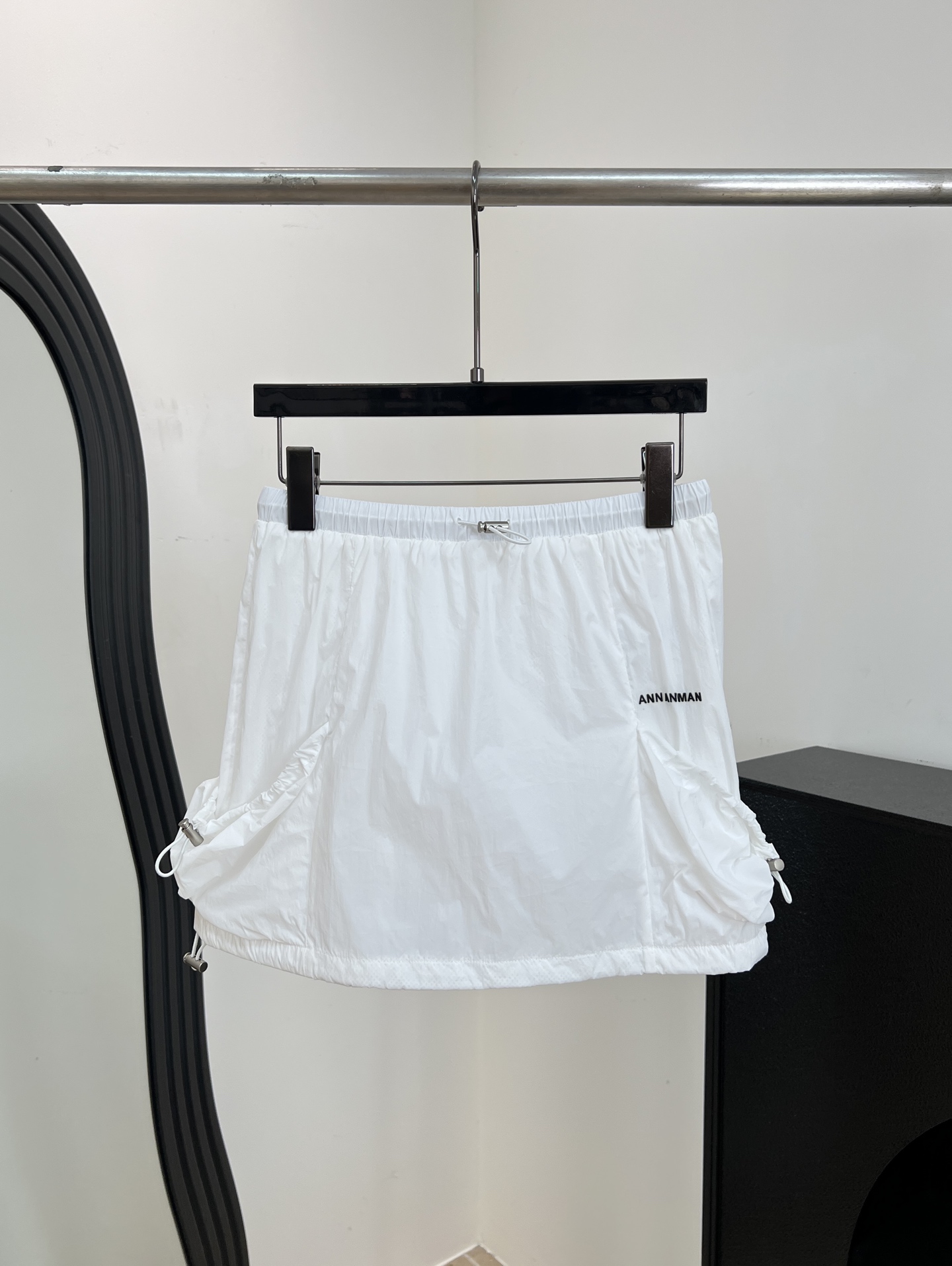 NO:808544,Ann Andelman's new spring and summer workwear sports short skirt, made of quick-drying breathable fabric, simple drawstring design on the skirt, brand logo on the front of the pockets on both sides, casual fit, size S M L,,skirts,19860909Ann Andelman 春夏新款 工装运动短裙、采用速干透气面料、裙身简约抽绳设计、两侧口袋正面品牌标识、休闲版型 码数S M L,,skirts,,Women's clothing