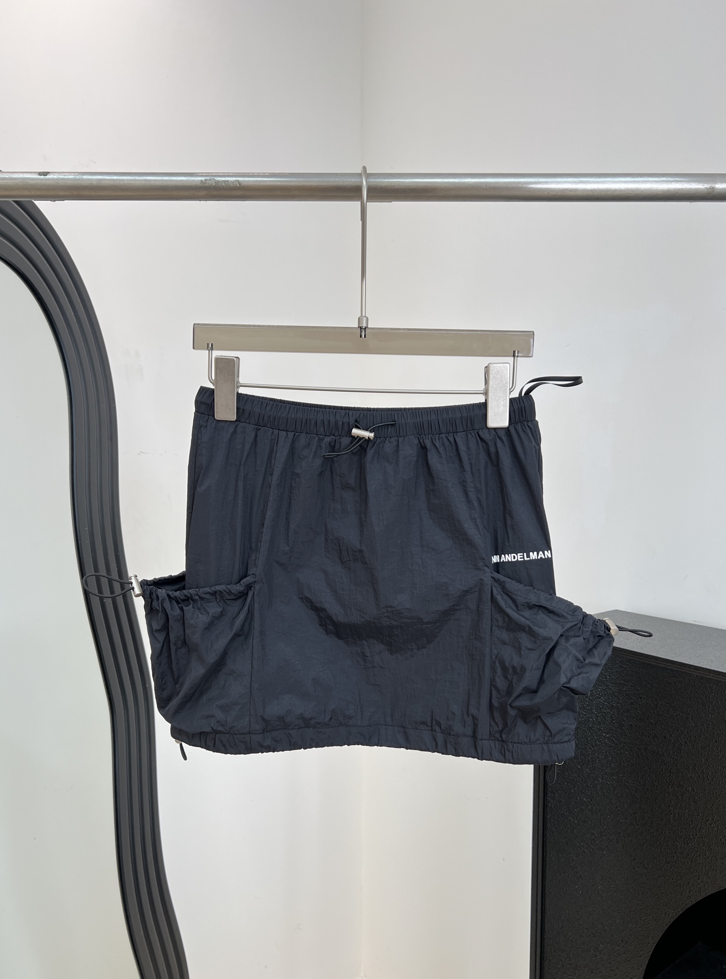 NO:859471,Ann Andelman's new spring and summer workwear sports short skirt, made of quick-drying breathable fabric, simple drawstring design on the skirt, brand logo on the front of the pockets on both sides, casual fit, size S M L,,skirts,19860909Ann Andelman 春夏新款 工装运动短裙、采用速干透气面料、裙身简约抽绳设计、两侧口袋正面品牌标识、休闲版型 码数S M L,,skirts,,Women's clothing