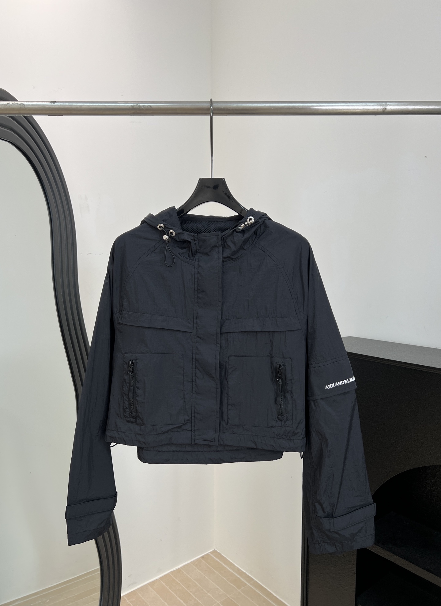 NO:859500,ANN ANDELMAN spring and summer new style work style sun protection jacket, quick-drying fabric, light and breathable fabric, multi-zipper pocket hood design, cuff brand logo, casual fit, size S M L,,jackets & coats,hats,19860909ANN ANDELMAN 春夏新款 工装风防晒外套、速干面料轻薄透气面料、多拉链口袋连帽设计、袖口品牌标识、休闲版型 码数S M L,,jackets & coats,hats,,Women's clothing