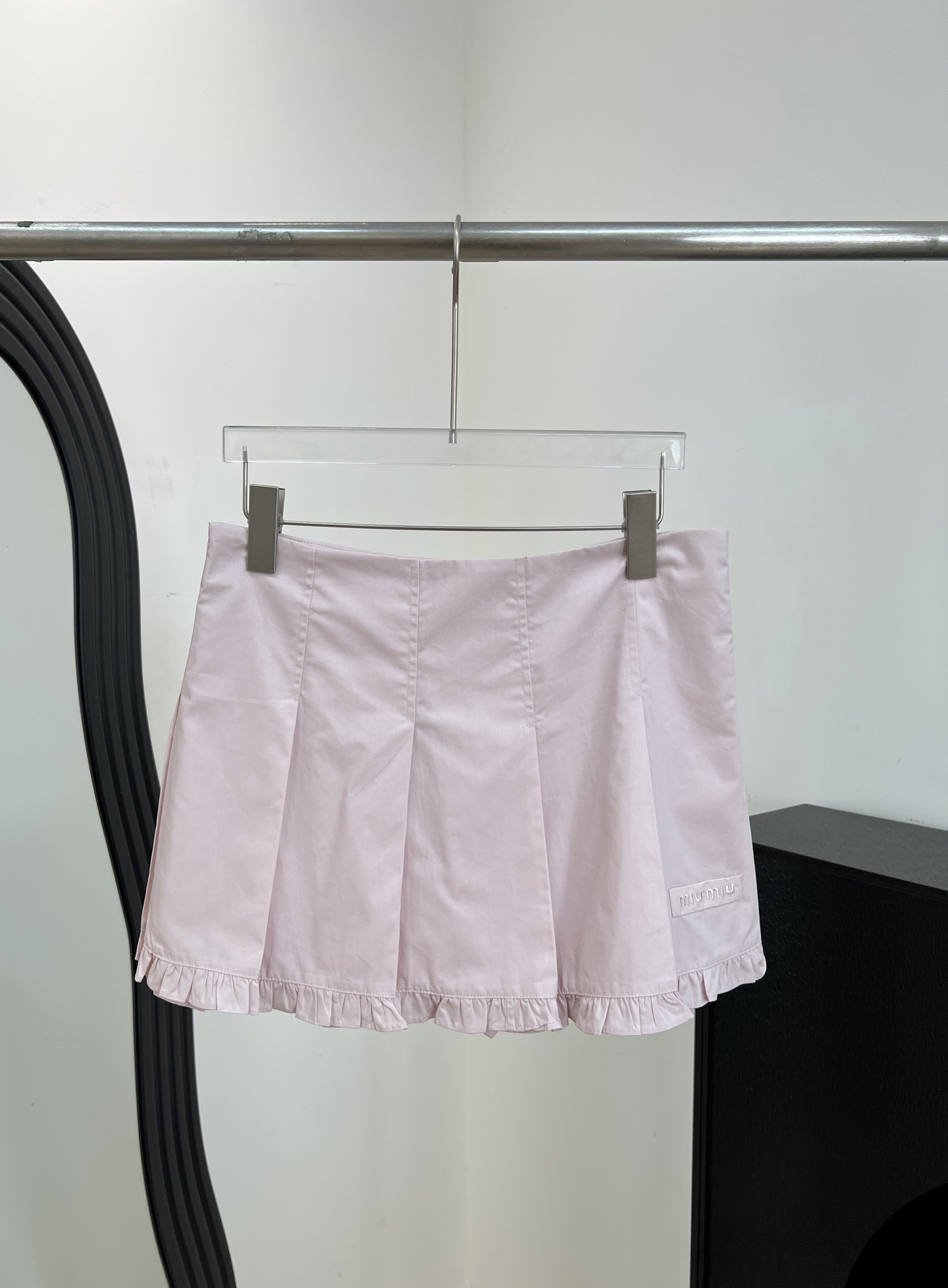 NO:808541,Miu Miu spring and summer new style cotton poplin lace mini skirt, made of olive green cotton poplin fabric, brand logo embroidery on the hem, contoured pleated lace hem, side zipper closure, casual fit, size S M L,,miumiu,skirts,19860909Miu Miu 春夏新款 棉质府绸花边mini裙、橄榄绿棉质府绸面料制作、下摆饰品牌标识刺绣、廓形百褶花边下摆、侧面拉链开合、休闲版型 码数S M L,,miumiu,skirts,,Women's clothing